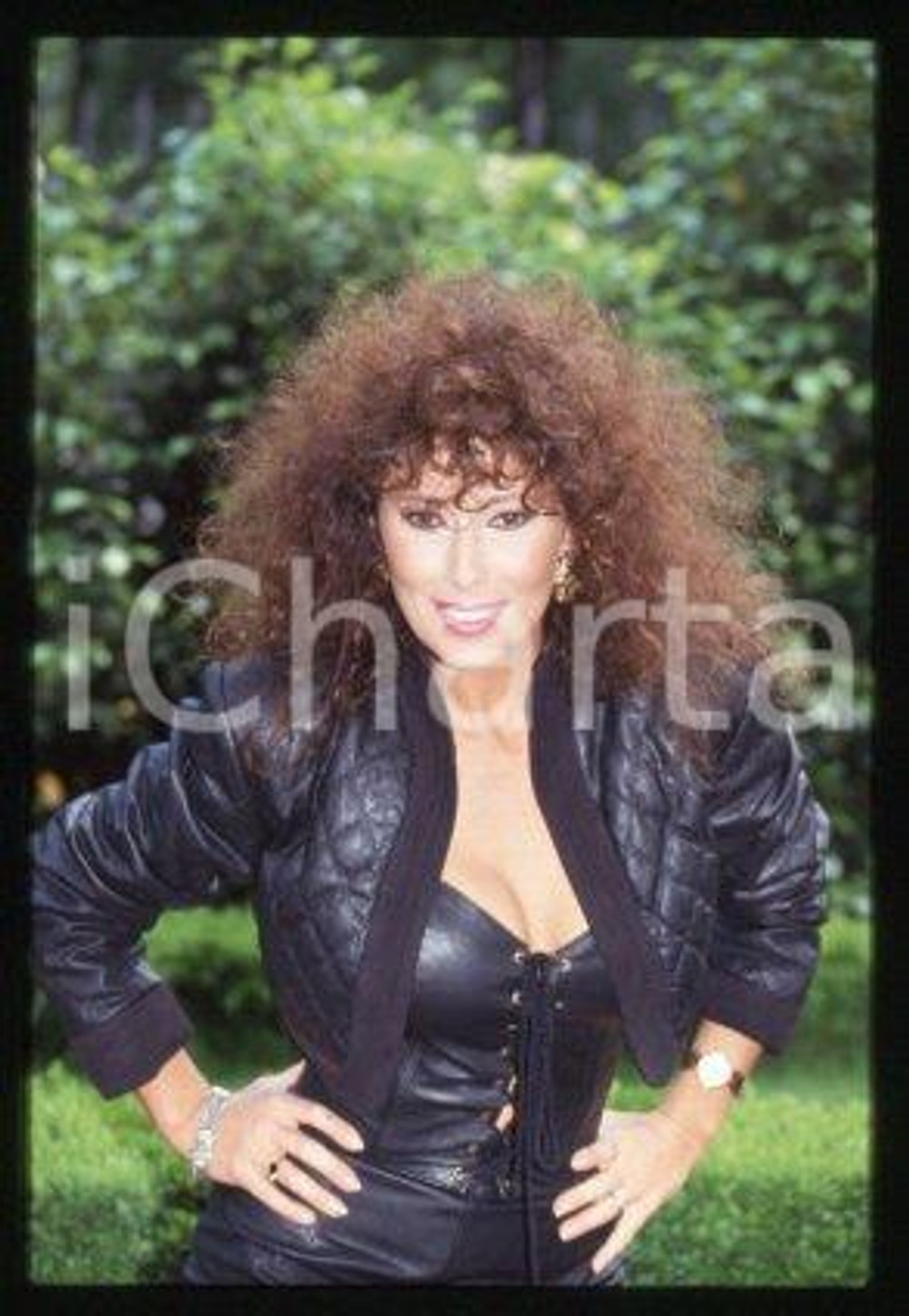 35mm vintage slide* 1990 ca CINEMA Luisa KULIOK Actress (70)  Diapositiva d'epoca, in formato 35 mm.CONDIZIONI: GOODE' severamente vietata la riproduzione. Tutti i diritti sono riservati.Nella diapositiva ICharta mette in vendita, sul negozio eBay e in esclusiva sul sito "icharta" il proprio archivio composto da numerose diapositive e negativi fotografici d'epoca, tutti originali e autentici, che attraversano la storia del costume italiano tra gli la fine degli anni Sessanta e Novanta.Si tratta di uno sguardo inedito sull'attualit&agrave;, la politica, la vita quotidiana, il gossip e la cultura, che fotografa il cambiamento della nazione in quest'ultimo scorcio del XX secolo. Un'occasione unica per il mercato del collezionismo, che vede finalmente disponibile un archivio eccezionale per vastit&agrave;, tematiche e condizioni, in un settore (il negativo fotografico e la diapositiva) di assoluta novit&agrave; e dalle interessanti prospettive di investimento.  GOOD/buono   originale e autentica 1
