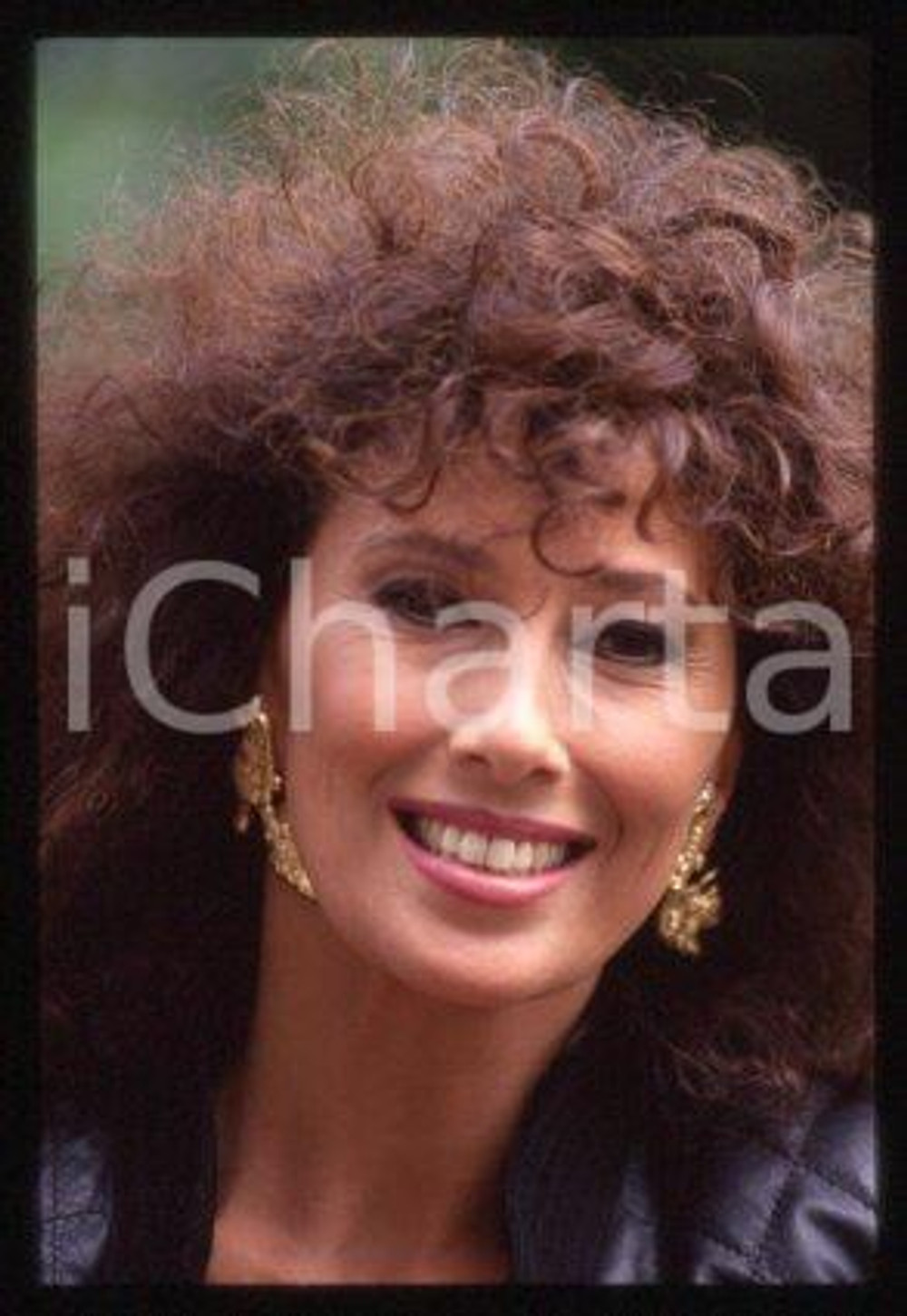 35mm vintage slide* 1990 ca CINEMA Luisa KULIOK Actress (72)  Diapositiva d'epoca, in formato 35 mm.CONDIZIONI: GOODE' severamente vietata la riproduzione. Tutti i diritti sono riservati.Nella diapositiva ICharta mette in vendita, sul negozio eBay e in esclusiva sul sito "icharta" il proprio archivio composto da numerose diapositive e negativi fotografici d'epoca, tutti originali e autentici, che attraversano la storia del costume italiano tra gli la fine degli anni Sessanta e Novanta.Si tratta di uno sguardo inedito sull'attualit&agrave;, la politica, la vita quotidiana, il gossip e la cultura, che fotografa il cambiamento della nazione in quest'ultimo scorcio del XX secolo. Un'occasione unica per il mercato del collezionismo, che vede finalmente disponibile un archivio eccezionale per vastit&agrave;, tematiche e condizioni, in un settore (il negativo fotografico e la diapositiva) di assoluta novit&agrave; e dalle interessanti prospettive di investimento.  GOOD/buono   originale e autentica 1