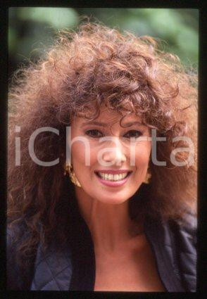 35mm vintage slide* 1990 ca CINEMA Luisa KULIOK Actress (74)  Diapositiva d'epoca, in formato 35 mm.CONDIZIONI: GOODE' severamente vietata la riproduzione. Tutti i diritti sono riservati.Nella diapositiva ICharta mette in vendita, sul negozio eBay e in esclusiva sul sito "icharta" il proprio archivio composto da numerose diapositive e negativi fotografici d'epoca, tutti originali e autentici, che attraversano la storia del costume italiano tra gli la fine degli anni Sessanta e Novanta.Si tratta di uno sguardo inedito sull'attualit&agrave;, la politica, la vita quotidiana, il gossip e la cultura, che fotografa il cambiamento della nazione in quest'ultimo scorcio del XX secolo. Un'occasione unica per il mercato del collezionismo, che vede finalmente disponibile un archivio eccezionale per vastit&agrave;, tematiche e condizioni, in un settore (il negativo fotografico e la diapositiva) di assoluta novit&agrave; e dalle interessanti prospettive di investimento.  GOOD/buono   originale e autentica 1