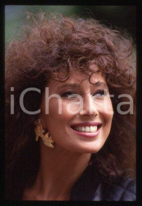 35mm vintage slide* 1990 ca CINEMA Luisa KULIOK Actress (78)  Diapositiva d'epoca, in formato 35 mm.CONDIZIONI: GOODE' severamente vietata la riproduzione. Tutti i diritti sono riservati.Nella diapositiva ICharta mette in vendita, sul negozio eBay e in esclusiva sul sito "icharta" il proprio archivio composto da numerose diapositive e negativi fotografici d'epoca, tutti originali e autentici, che attraversano la storia del costume italiano tra gli la fine degli anni Sessanta e Novanta.Si tratta di uno sguardo inedito sull'attualit&agrave;, la politica, la vita quotidiana, il gossip e la cultura, che fotografa il cambiamento della nazione in quest'ultimo scorcio del XX secolo. Un'occasione unica per il mercato del collezionismo, che vede finalmente disponibile un archivio eccezionale per vastit&agrave;, tematiche e condizioni, in un settore (il negativo fotografico e la diapositiva) di assoluta novit&agrave; e dalle interessanti prospettive di investimento.  GOOD/buono   originale e autentica 1