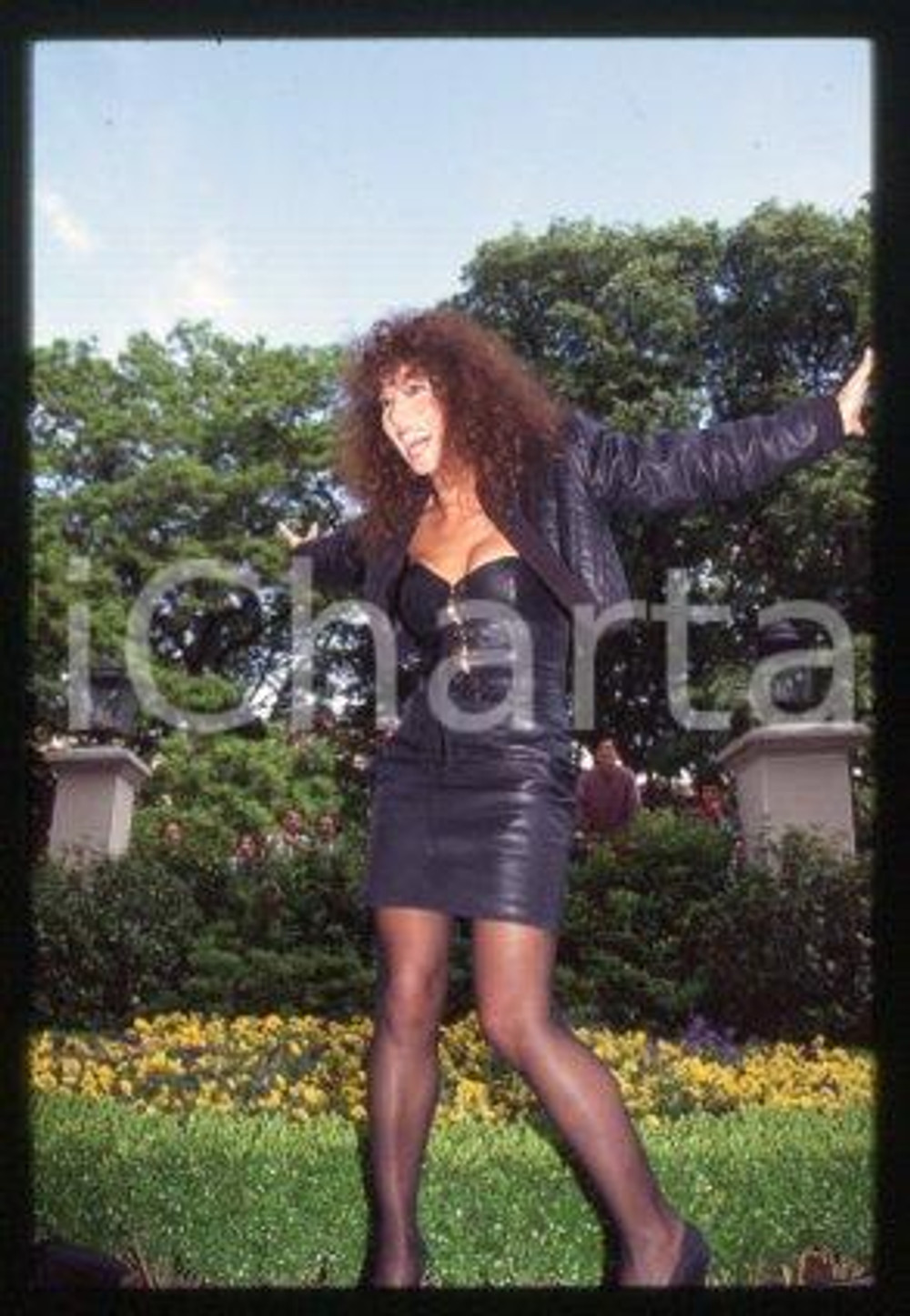 35mm vintage slide* 1990 ca CINEMA Luisa KULIOK Actress (79)  Diapositiva d'epoca, in formato 35 mm.CONDIZIONI: GOODE' severamente vietata la riproduzione. Tutti i diritti sono riservati.Nella diapositiva ICharta mette in vendita, sul negozio eBay e in esclusiva sul sito "icharta" il proprio archivio composto da numerose diapositive e negativi fotografici d'epoca, tutti originali e autentici, che attraversano la storia del costume italiano tra gli la fine degli anni Sessanta e Novanta.Si tratta di uno sguardo inedito sull'attualit&agrave;, la politica, la vita quotidiana, il gossip e la cultura, che fotografa il cambiamento della nazione in quest'ultimo scorcio del XX secolo. Un'occasione unica per il mercato del collezionismo, che vede finalmente disponibile un archivio eccezionale per vastit&agrave;, tematiche e condizioni, in un settore (il negativo fotografico e la diapositiva) di assoluta novit&agrave; e dalle interessanti prospettive di investimento.  GOOD/buono   originale e autentica 1