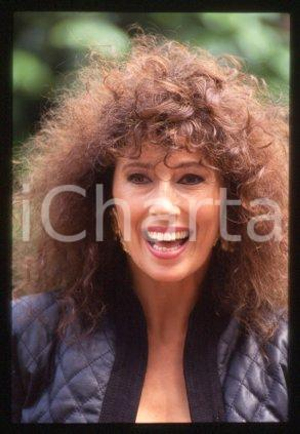 35mm vintage slide* 1990 ca CINEMA Luisa KULIOK Actress (82)  Diapositiva d'epoca, in formato 35 mm.CONDIZIONI: GOODE' severamente vietata la riproduzione. Tutti i diritti sono riservati.Nella diapositiva ICharta mette in vendita, sul negozio eBay e in esclusiva sul sito "icharta" il proprio archivio composto da numerose diapositive e negativi fotografici d'epoca, tutti originali e autentici, che attraversano la storia del costume italiano tra gli la fine degli anni Sessanta e Novanta.Si tratta di uno sguardo inedito sull'attualit&agrave;, la politica, la vita quotidiana, il gossip e la cultura, che fotografa il cambiamento della nazione in quest'ultimo scorcio del XX secolo. Un'occasione unica per il mercato del collezionismo, che vede finalmente disponibile un archivio eccezionale per vastit&agrave;, tematiche e condizioni, in un settore (il negativo fotografico e la diapositiva) di assoluta novit&agrave; e dalle interessanti prospettive di investimento.  GOOD/buono   originale e autentica 1