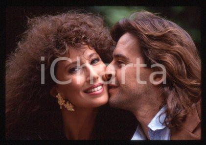 35mm vintage slide* 1990 ca CINEMA Luisa KULIOK Osvaldo LAPORT MILAGROS (3)  Diapositiva d'epoca, in formato 35 mm.CONDIZIONI: GOODE' severamente vietata la riproduzione. Tutti i diritti sono riservati.Nella diapositiva ICharta mette in vendita, sul negozio eBay e in esclusiva sul sito "icharta" il proprio archivio composto da numerose diapositive e negativi fotografici d'epoca, tutti originali e autentici, che attraversano la storia del costume italiano tra gli la fine degli anni Sessanta e Novanta.Si tratta di uno sguardo inedito sull'attualit&agrave;, la politica, la vita quotidiana, il gossip e la cultura, che fotografa il cambiamento della nazione in quest'ultimo scorcio del XX secolo. Un'occasione unica per il mercato del collezionismo, che vede finalmente disponibile un archivio eccezionale per vastit&agrave;, tematiche e condizioni, in un settore (il negativo fotografico e la diapositiva) di assoluta novit&agrave; e dalle interessanti prospettive di investimento.  GOOD/buono   originale e autentica 1