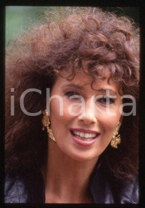 35mm vintage slide* 1990 ca CINEMA Luisa KULIOK Actress (86)  Diapositiva d'epoca, in formato 35 mm.CONDIZIONI: GOODE' severamente vietata la riproduzione. Tutti i diritti sono riservati.Nella diapositiva ICharta mette in vendita, sul negozio eBay e in esclusiva sul sito "icharta" il proprio archivio composto da numerose diapositive e negativi fotografici d'epoca, tutti originali e autentici, che attraversano la storia del costume italiano tra gli la fine degli anni Sessanta e Novanta.Si tratta di uno sguardo inedito sull'attualit&agrave;, la politica, la vita quotidiana, il gossip e la cultura, che fotografa il cambiamento della nazione in quest'ultimo scorcio del XX secolo. Un'occasione unica per il mercato del collezionismo, che vede finalmente disponibile un archivio eccezionale per vastit&agrave;, tematiche e condizioni, in un settore (il negativo fotografico e la diapositiva) di assoluta novit&agrave; e dalle interessanti prospettive di investimento.  GOOD/buono   originale e autentica 1