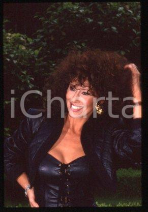 35mm vintage slide* 1990 ca CINEMA Luisa KULIOK Actress (89)  Diapositiva d'epoca, in formato 35 mm.CONDIZIONI: GOODE' severamente vietata la riproduzione. Tutti i diritti sono riservati.Nella diapositiva ICharta mette in vendita, sul negozio eBay e in esclusiva sul sito "icharta" il proprio archivio composto da numerose diapositive e negativi fotografici d'epoca, tutti originali e autentici, che attraversano la storia del costume italiano tra gli la fine degli anni Sessanta e Novanta.Si tratta di uno sguardo inedito sull'attualit&agrave;, la politica, la vita quotidiana, il gossip e la cultura, che fotografa il cambiamento della nazione in quest'ultimo scorcio del XX secolo. Un'occasione unica per il mercato del collezionismo, che vede finalmente disponibile un archivio eccezionale per vastit&agrave;, tematiche e condizioni, in un settore (il negativo fotografico e la diapositiva) di assoluta novit&agrave; e dalle interessanti prospettive di investimento.  GOOD/buono   originale e autentica 1