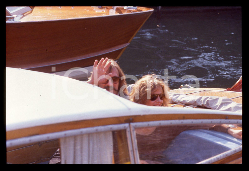 35mm vintage slide* 1989 VENEZIA Gérard DEPARDIEU Elisabeth DEPARDIEU (9) La diapositiva &egrave; stata scattata in occasione della 46&ordf; Mostra del cinema di Venezia. CONDIZIONI: GOOD Tutti i diritti riservati.E' severamente vietata la riproduzione.  ICharta mette in vendita, sul negozio eBay e in esclusiva sul sito "icharta" il proprio archivio composto da numerose diapositive e negativi fotografici d'epoca, tutti originali e autentici, che attraversano la storia del costume italiano tra gli la fine degli anni Sessanta e Novanta.Si tratta di uno sguardo inedito sull'attualit&agrave;, la politica, la vita quotidiana, il gossip e la cultura, che fotografa il cambiamento della nazione in quest'ultimo scorcio del XX secolo. Un'occasione unica per il mercato del collezionismo, che vede finalmente disponibile un archivio eccezionale per vastit&agrave;, tematiche e condizioni, in un settore (il negativo fotografico e la diapositiva) di assoluta novit&agrave; e dalle interessanti prospettive di investimento.     originale e autentica 1