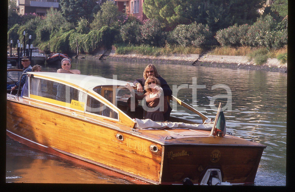 35mm vintage slide* 1989 VENEZIA Gérard DEPARDIEU Elisabeth DEPARDIEU (10) La diapositiva &egrave; stata scattata in occasione della 46&ordf; Mostra del cinema di Venezia. CONDIZIONI: GOOD Tutti i diritti riservati.E' severamente vietata la riproduzione.  ICharta mette in vendita, sul negozio eBay e in esclusiva sul sito "icharta" il proprio archivio composto da numerose diapositive e negativi fotografici d'epoca, tutti originali e autentici, che attraversano la storia del costume italiano tra gli la fine degli anni Sessanta e Novanta.Si tratta di uno sguardo inedito sull'attualit&agrave;, la politica, la vita quotidiana, il gossip e la cultura, che fotografa il cambiamento della nazione in quest'ultimo scorcio del XX secolo. Un'occasione unica per il mercato del collezionismo, che vede finalmente disponibile un archivio eccezionale per vastit&agrave;, tematiche e condizioni, in un settore (il negativo fotografico e la diapositiva) di assoluta novit&agrave; e dalle interessanti prospettive di investimento.     originale e autentica 1