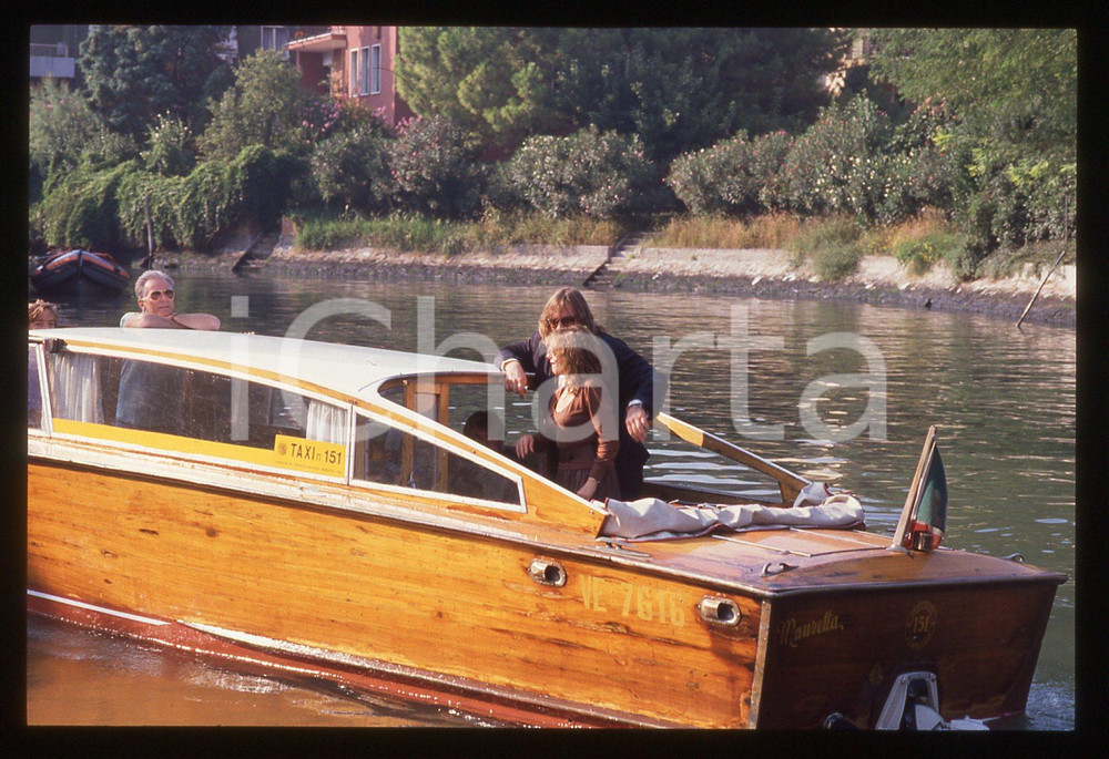 35mm vintage slide* 1989 VENEZIA Gérard DEPARDIEU Elisabeth DEPARDIEU (13) La diapositiva &egrave; stata scattata in occasione della 46&ordf; Mostra del cinema di Venezia. CONDIZIONI: GOOD Tutti i diritti riservati.E' severamente vietata la riproduzione.  ICharta mette in vendita, sul negozio eBay e in esclusiva sul sito "icharta" il proprio archivio composto da numerose diapositive e negativi fotografici d'epoca, tutti originali e autentici, che attraversano la storia del costume italiano tra gli la fine degli anni Sessanta e Novanta.Si tratta di uno sguardo inedito sull'attualit&agrave;, la politica, la vita quotidiana, il gossip e la cultura, che fotografa il cambiamento della nazione in quest'ultimo scorcio del XX secolo. Un'occasione unica per il mercato del collezionismo, che vede finalmente disponibile un archivio eccezionale per vastit&agrave;, tematiche e condizioni, in un settore (il negativo fotografico e la diapositiva) di assoluta novit&agrave; e dalle interessanti prospettive di investimento.     originale e autentica 1