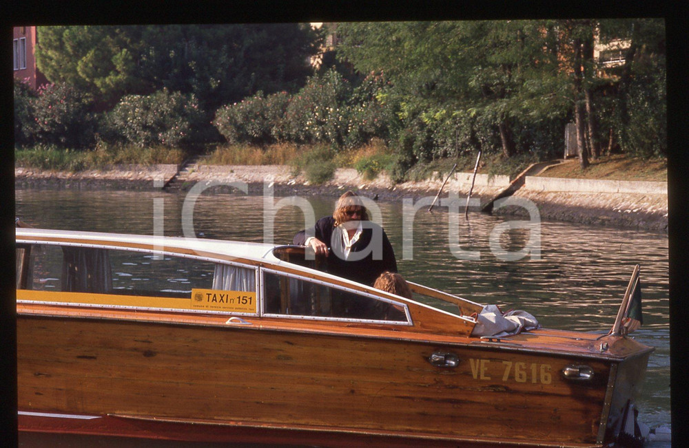 35mm vintage slide* 1989 VENEZIA Gérard DEPARDIEU Elisabeth DEPARDIEU (14) La diapositiva &egrave; stata scattata in occasione della 46&ordf; Mostra del cinema di Venezia. CONDIZIONI: GOOD Tutti i diritti riservati.E' severamente vietata la riproduzione.  ICharta mette in vendita, sul negozio eBay e in esclusiva sul sito "icharta" il proprio archivio composto da numerose diapositive e negativi fotografici d'epoca, tutti originali e autentici, che attraversano la storia del costume italiano tra gli la fine degli anni Sessanta e Novanta.Si tratta di uno sguardo inedito sull'attualit&agrave;, la politica, la vita quotidiana, il gossip e la cultura, che fotografa il cambiamento della nazione in quest'ultimo scorcio del XX secolo. Un'occasione unica per il mercato del collezionismo, che vede finalmente disponibile un archivio eccezionale per vastit&agrave;, tematiche e condizioni, in un settore (il negativo fotografico e la diapositiva) di assoluta novit&agrave; e dalle interessanti prospettive di investimento.     originale e autentica 1