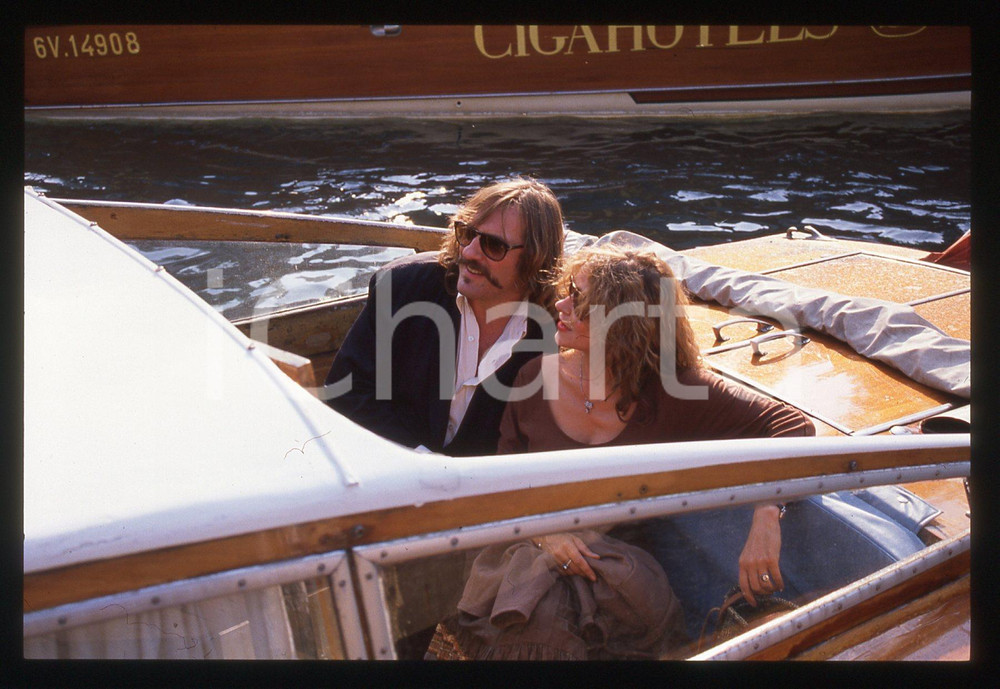 35mm vintage slide* 1989 VENEZIA Gérard DEPARDIEU Elisabeth DEPARDIEU (15) La diapositiva &egrave; stata scattata in occasione della 46&ordf; Mostra del cinema di Venezia. CONDIZIONI: GOOD Tutti i diritti riservati.E' severamente vietata la riproduzione.  ICharta mette in vendita, sul negozio eBay e in esclusiva sul sito "icharta" il proprio archivio composto da numerose diapositive e negativi fotografici d'epoca, tutti originali e autentici, che attraversano la storia del costume italiano tra gli la fine degli anni Sessanta e Novanta.Si tratta di uno sguardo inedito sull'attualit&agrave;, la politica, la vita quotidiana, il gossip e la cultura, che fotografa il cambiamento della nazione in quest'ultimo scorcio del XX secolo. Un'occasione unica per il mercato del collezionismo, che vede finalmente disponibile un archivio eccezionale per vastit&agrave;, tematiche e condizioni, in un settore (il negativo fotografico e la diapositiva) di assoluta novit&agrave; e dalle interessanti prospettive di investimento.     originale e autentica 1