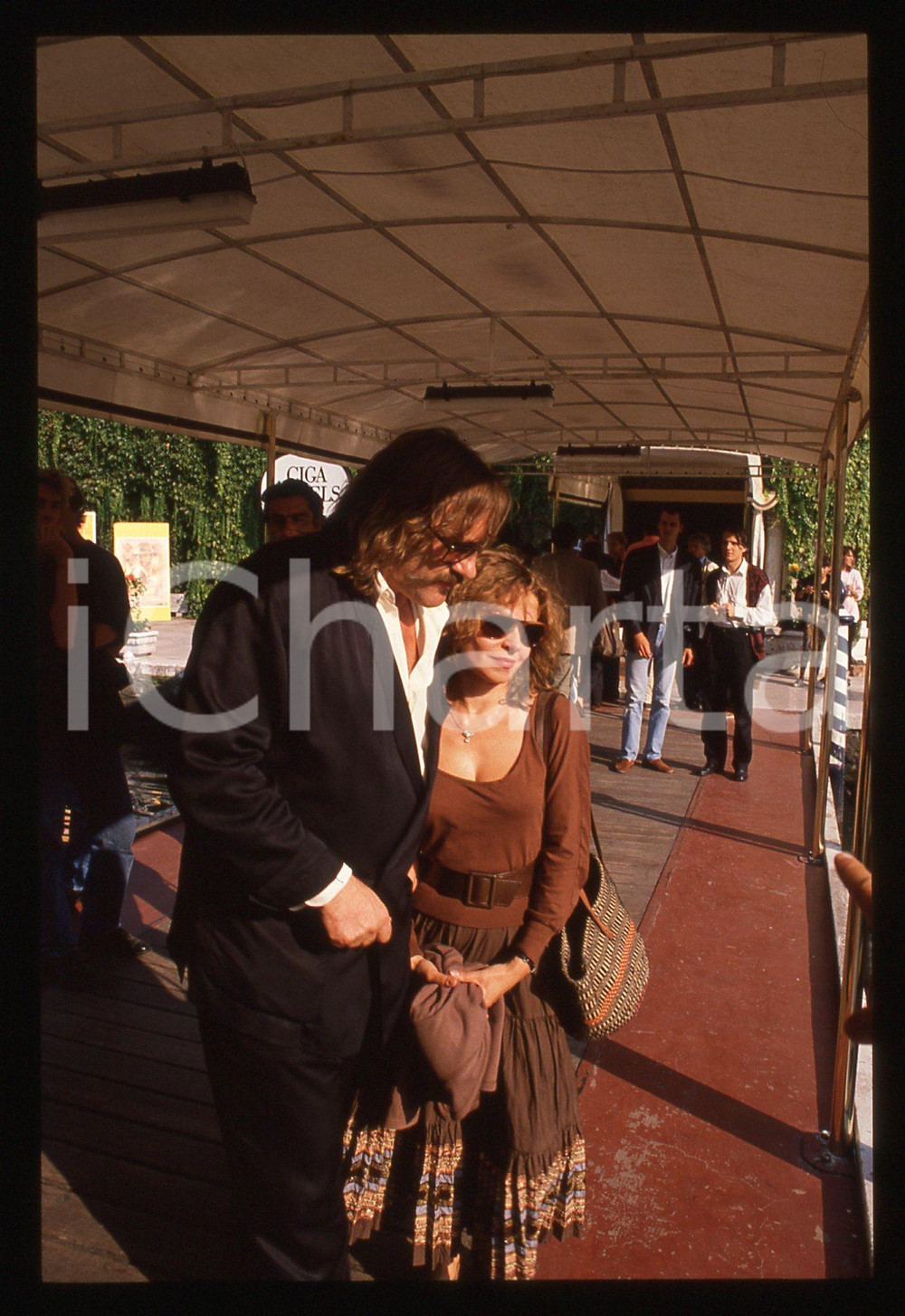 35mm vintage slide* 1989 VENEZIA Gérard DEPARDIEU Elisabeth DEPARDIEU (16) La diapositiva &egrave; stata scattata in occasione della 46&ordf; Mostra del cinema di Venezia. CONDIZIONI: GOOD Tutti i diritti riservati.E' severamente vietata la riproduzione.  ICharta mette in vendita, sul negozio eBay e in esclusiva sul sito "icharta" il proprio archivio composto da numerose diapositive e negativi fotografici d'epoca, tutti originali e autentici, che attraversano la storia del costume italiano tra gli la fine degli anni Sessanta e Novanta.Si tratta di uno sguardo inedito sull'attualit&agrave;, la politica, la vita quotidiana, il gossip e la cultura, che fotografa il cambiamento della nazione in quest'ultimo scorcio del XX secolo. Un'occasione unica per il mercato del collezionismo, che vede finalmente disponibile un archivio eccezionale per vastit&agrave;, tematiche e condizioni, in un settore (il negativo fotografico e la diapositiva) di assoluta novit&agrave; e dalle interessanti prospettive di investimento.     originale e autentica 1