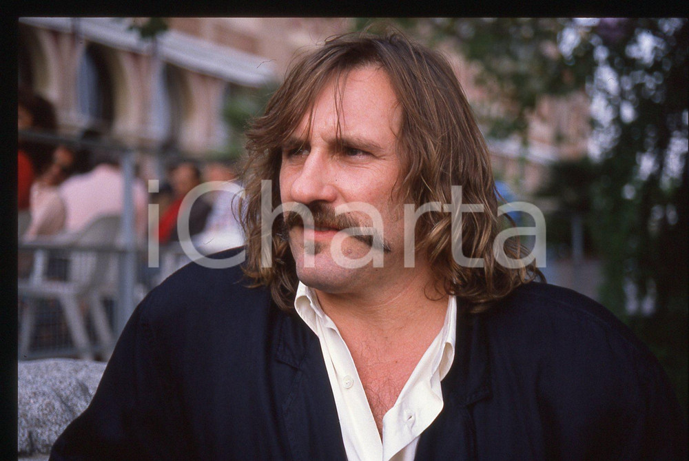 35mm vintage slide* 1989 VENEZIA Gérard DEPARDIEU Mostra del cinema (13) La diapositiva &egrave; stata scattata presso l'Hotel Excelsior in occasione della 46&ordf; Mostra del cinema di Venezia. CONDIZIONI: GOOD Tutti i diritti riservati.E' severamente vietata la riproduzione.  ICharta mette in vendita, sul negozio eBay e in esclusiva sul sito "icharta" il proprio archivio composto da numerose diapositive e negativi fotografici d'epoca, tutti originali e autentici, che attraversano la storia del costume italiano tra gli la fine degli anni Sessanta e Novanta.Si tratta di uno sguardo inedito sull'attualit&agrave;, la politica, la vita quotidiana, il gossip e la cultura, che fotografa il cambiamento della nazione in quest'ultimo scorcio del XX secolo. Un'occasione unica per il mercato del collezionismo, che vede finalmente disponibile un archivio eccezionale per vastit&agrave;, tematiche e condizioni, in un settore (il negativo fotografico e la diapositiva) di assoluta novit&agrave; e dalle interessanti prospettive di investimento.     originale e autentica 1