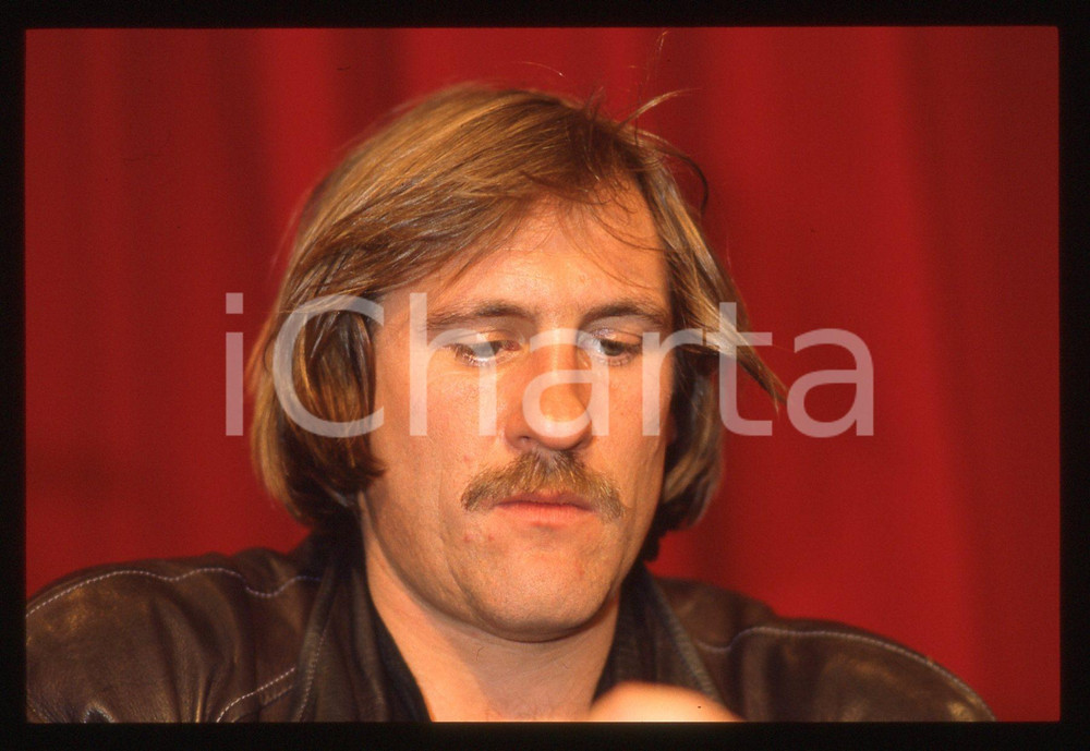35mm vintage slide* 1984 CANNES Gérard DEPARDIEU Festival del cinema (3) La diapositiva &egrave; stata scattata in occasione del 37&deg; Festival del cinema di Cannes. CONDIZIONI: GOOD Tutti i diritti riservati.E' severamente vietata la riproduzione.  ICharta mette in vendita, sul negozio eBay e in esclusiva sul sito "icharta" il proprio archivio composto da numerose diapositive e negativi fotografici d'epoca, tutti originali e autentici, che attraversano la storia del costume italiano tra gli la fine degli anni Sessanta e Novanta.Si tratta di uno sguardo inedito sull'attualit&agrave;, la politica, la vita quotidiana, il gossip e la cultura, che fotografa il cambiamento della nazione in quest'ultimo scorcio del XX secolo. Un'occasione unica per il mercato del collezionismo, che vede finalmente disponibile un archivio eccezionale per vastit&agrave;, tematiche e condizioni, in un settore (il negativo fotografico e la diapositiva) di assoluta novit&agrave; e dalle interessanti prospettive di investimento.     originale e autentica 1