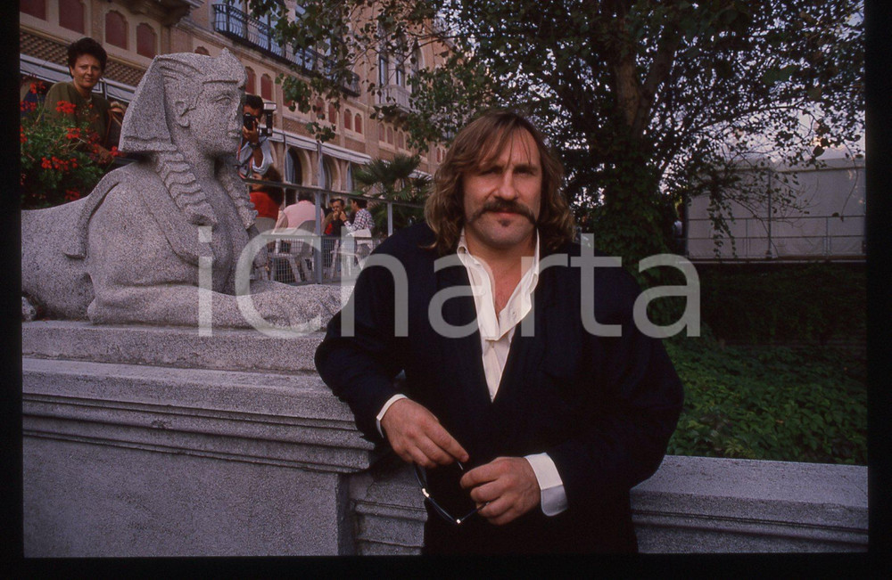 35mm vintage slide* 1989 VENEZIA Gérard DEPARDIEU Mostra del cinema (27) La diapositiva &egrave; stata scattata presso l'Hotel Excelsior in occasione della 46&ordf; Mostra del cinema di Venezia. CONDIZIONI: GOOD Tutti i diritti riservati.E' severamente vietata la riproduzione.  ICharta mette in vendita, sul negozio eBay e in esclusiva sul sito "icharta" il proprio archivio composto da numerose diapositive e negativi fotografici d'epoca, tutti originali e autentici, che attraversano la storia del costume italiano tra gli la fine degli anni Sessanta e Novanta.Si tratta di uno sguardo inedito sull'attualit&agrave;, la politica, la vita quotidiana, il gossip e la cultura, che fotografa il cambiamento della nazione in quest'ultimo scorcio del XX secolo. Un'occasione unica per il mercato del collezionismo, che vede finalmente disponibile un archivio eccezionale per vastit&agrave;, tematiche e condizioni, in un settore (il negativo fotografico e la diapositiva) di assoluta novit&agrave; e dalle interessanti prospettive di investimento.     originale e autentica 1