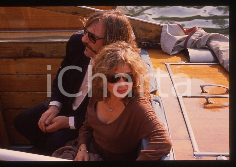 35mm vintage slide* 1989 VENEZIA Gérard DEPARDIEU Elisabeth DEPARDIEU (18) La diapositiva &egrave; stata scattata presso l'Hotel Excelsior in occasione della 46&ordf; Mostra del cinema di Venezia. CONDIZIONI: GOOD Tutti i diritti riservati.E' severamente vietata la riproduzione.  ICharta mette in vendita, sul negozio eBay e in esclusiva sul sito "icharta" il proprio archivio composto da numerose diapositive e negativi fotografici d'epoca, tutti originali e autentici, che attraversano la storia del costume italiano tra gli la fine degli anni Sessanta e Novanta.Si tratta di uno sguardo inedito sull'attualit&agrave;, la politica, la vita quotidiana, il gossip e la cultura, che fotografa il cambiamento della nazione in quest'ultimo scorcio del XX secolo. Un'occasione unica per il mercato del collezionismo, che vede finalmente disponibile un archivio eccezionale per vastit&agrave;, tematiche e condizioni, in un settore (il negativo fotografico e la diapositiva) di assoluta novit&agrave; e dalle interessanti prospettive di investimento.     originale e autentica 1