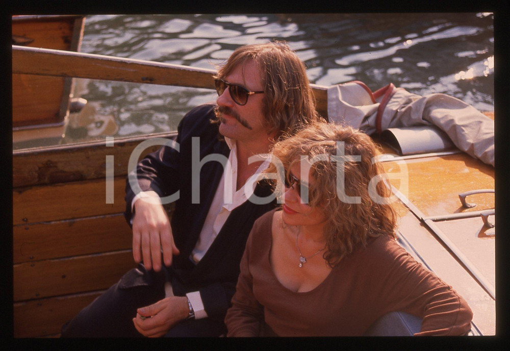 35mm vintage slide* 1989 VENEZIA Gérard DEPARDIEU Elisabeth DEPARDIEU (20) La diapositiva &egrave; stata scattata in occasione della 46&ordf; Mostra del cinema di Venezia. CONDIZIONI: GOOD Tutti i diritti riservati.E' severamente vietata la riproduzione.  ICharta mette in vendita, sul negozio eBay e in esclusiva sul sito "icharta" il proprio archivio composto da numerose diapositive e negativi fotografici d'epoca, tutti originali e autentici, che attraversano la storia del costume italiano tra gli la fine degli anni Sessanta e Novanta.Si tratta di uno sguardo inedito sull'attualit&agrave;, la politica, la vita quotidiana, il gossip e la cultura, che fotografa il cambiamento della nazione in quest'ultimo scorcio del XX secolo. Un'occasione unica per il mercato del collezionismo, che vede finalmente disponibile un archivio eccezionale per vastit&agrave;, tematiche e condizioni, in un settore (il negativo fotografico e la diapositiva) di assoluta novit&agrave; e dalle interessanti prospettive di investimento.     originale e autentica 1