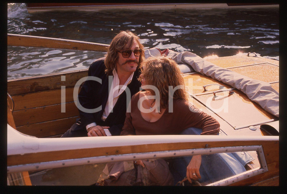 35mm vintage slide* 1989 VENEZIA Gérard DEPARDIEU Elisabeth DEPARDIEU (21) La diapositiva &egrave; stata scattata in occasione della 46&ordf; Mostra del cinema di Venezia. CONDIZIONI: GOOD Tutti i diritti riservati.E' severamente vietata la riproduzione.  ICharta mette in vendita, sul negozio eBay e in esclusiva sul sito "icharta" il proprio archivio composto da numerose diapositive e negativi fotografici d'epoca, tutti originali e autentici, che attraversano la storia del costume italiano tra gli la fine degli anni Sessanta e Novanta.Si tratta di uno sguardo inedito sull'attualit&agrave;, la politica, la vita quotidiana, il gossip e la cultura, che fotografa il cambiamento della nazione in quest'ultimo scorcio del XX secolo. Un'occasione unica per il mercato del collezionismo, che vede finalmente disponibile un archivio eccezionale per vastit&agrave;, tematiche e condizioni, in un settore (il negativo fotografico e la diapositiva) di assoluta novit&agrave; e dalle interessanti prospettive di investimento.     originale e autentica 1