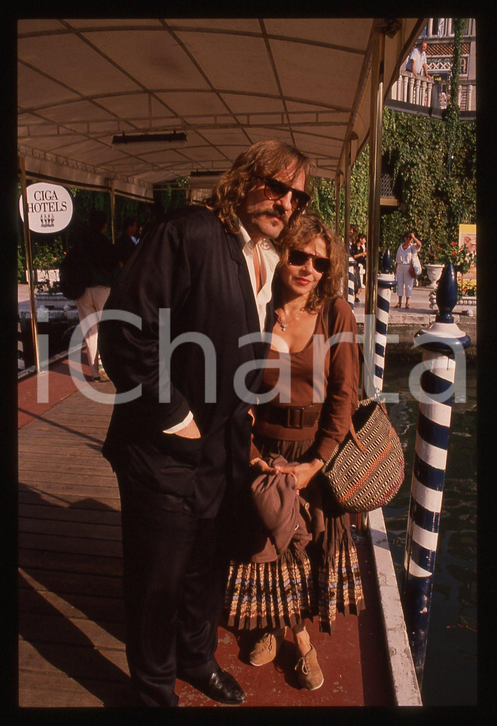 35mm vintage slide* 1989 VENEZIA Gérard DEPARDIEU Elisabeth DEPARDIEU (22) La diapositiva &egrave; stata scattata in occasione della 46&ordf; Mostra del cinema di Venezia. CONDIZIONI: GOOD Tutti i diritti riservati.E' severamente vietata la riproduzione.  ICharta mette in vendita, sul negozio eBay e in esclusiva sul sito "icharta" il proprio archivio composto da numerose diapositive e negativi fotografici d'epoca, tutti originali e autentici, che attraversano la storia del costume italiano tra gli la fine degli anni Sessanta e Novanta.Si tratta di uno sguardo inedito sull'attualit&agrave;, la politica, la vita quotidiana, il gossip e la cultura, che fotografa il cambiamento della nazione in quest'ultimo scorcio del XX secolo. Un'occasione unica per il mercato del collezionismo, che vede finalmente disponibile un archivio eccezionale per vastit&agrave;, tematiche e condizioni, in un settore (il negativo fotografico e la diapositiva) di assoluta novit&agrave; e dalle interessanti prospettive di investimento.     originale e autentica 1