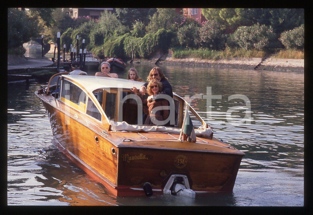 35mm vintage slide* 1989 VENEZIA Gérard DEPARDIEU Elisabeth DEPARDIEU (23) La diapositiva &egrave; stata scattata in occasione della 46&ordf; Mostra del cinema di Venezia. CONDIZIONI: GOOD Tutti i diritti riservati.E' severamente vietata la riproduzione.  ICharta mette in vendita, sul negozio eBay e in esclusiva sul sito "icharta" il proprio archivio composto da numerose diapositive e negativi fotografici d'epoca, tutti originali e autentici, che attraversano la storia del costume italiano tra gli la fine degli anni Sessanta e Novanta.Si tratta di uno sguardo inedito sull'attualit&agrave;, la politica, la vita quotidiana, il gossip e la cultura, che fotografa il cambiamento della nazione in quest'ultimo scorcio del XX secolo. Un'occasione unica per il mercato del collezionismo, che vede finalmente disponibile un archivio eccezionale per vastit&agrave;, tematiche e condizioni, in un settore (il negativo fotografico e la diapositiva) di assoluta novit&agrave; e dalle interessanti prospettive di investimento.     originale e autentica 1