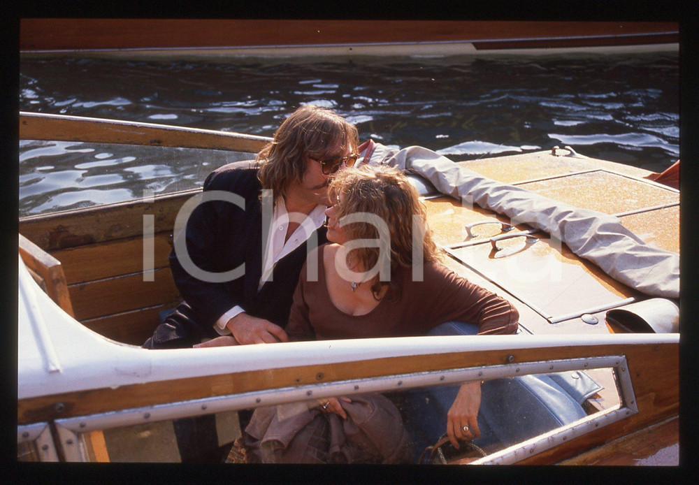 35mm vintage slide* 1989 VENEZIA Gérard DEPARDIEU Elisabeth DEPARDIEU (24) La diapositiva &egrave; stata scattata in occasione della 46&ordf; Mostra del cinema di Venezia. CONDIZIONI: GOOD Tutti i diritti riservati.E' severamente vietata la riproduzione.  ICharta mette in vendita, sul negozio eBay e in esclusiva sul sito "icharta" il proprio archivio composto da numerose diapositive e negativi fotografici d'epoca, tutti originali e autentici, che attraversano la storia del costume italiano tra gli la fine degli anni Sessanta e Novanta.Si tratta di uno sguardo inedito sull'attualit&agrave;, la politica, la vita quotidiana, il gossip e la cultura, che fotografa il cambiamento della nazione in quest'ultimo scorcio del XX secolo. Un'occasione unica per il mercato del collezionismo, che vede finalmente disponibile un archivio eccezionale per vastit&agrave;, tematiche e condizioni, in un settore (il negativo fotografico e la diapositiva) di assoluta novit&agrave; e dalle interessanti prospettive di investimento.     originale e autentica 1