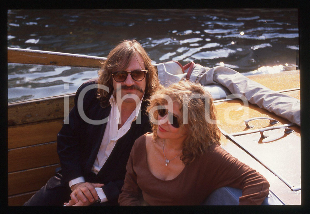 35mm vintage slide* 1989 VENEZIA Gérard DEPARDIEU Elisabeth DEPARDIEU (25) La diapositiva &egrave; stata scattata in occasione della 46&ordf; Mostra del cinema di Venezia. CONDIZIONI: GOOD Tutti i diritti riservati.E' severamente vietata la riproduzione.  ICharta mette in vendita, sul negozio eBay e in esclusiva sul sito "icharta" il proprio archivio composto da numerose diapositive e negativi fotografici d'epoca, tutti originali e autentici, che attraversano la storia del costume italiano tra gli la fine degli anni Sessanta e Novanta.Si tratta di uno sguardo inedito sull'attualit&agrave;, la politica, la vita quotidiana, il gossip e la cultura, che fotografa il cambiamento della nazione in quest'ultimo scorcio del XX secolo. Un'occasione unica per il mercato del collezionismo, che vede finalmente disponibile un archivio eccezionale per vastit&agrave;, tematiche e condizioni, in un settore (il negativo fotografico e la diapositiva) di assoluta novit&agrave; e dalle interessanti prospettive di investimento.     originale e autentica 1