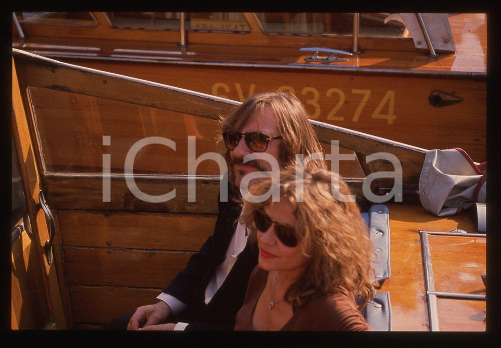 35mm vintage slide* 1989 VENEZIA Gérard DEPARDIEU Elisabeth DEPARDIEU (28) La diapositiva &egrave; stata scattata in occasione della 46&ordf; Mostra del cinema di Venezia. CONDIZIONI: GOOD Tutti i diritti riservati.E' severamente vietata la riproduzione.  ICharta mette in vendita, sul negozio eBay e in esclusiva sul sito "icharta" il proprio archivio composto da numerose diapositive e negativi fotografici d'epoca, tutti originali e autentici, che attraversano la storia del costume italiano tra gli la fine degli anni Sessanta e Novanta.Si tratta di uno sguardo inedito sull'attualit&agrave;, la politica, la vita quotidiana, il gossip e la cultura, che fotografa il cambiamento della nazione in quest'ultimo scorcio del XX secolo. Un'occasione unica per il mercato del collezionismo, che vede finalmente disponibile un archivio eccezionale per vastit&agrave;, tematiche e condizioni, in un settore (il negativo fotografico e la diapositiva) di assoluta novit&agrave; e dalle interessanti prospettive di investimento.     originale e autentica 1
