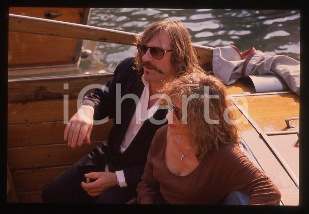 35mm vintage slide* 1989 VENEZIA Gérard DEPARDIEU Elisabeth DEPARDIEU (30) La diapositiva &egrave; stata scattata in occasione della 46&ordf; Mostra del cinema di Venezia. CONDIZIONI: GOOD Tutti i diritti riservati.E' severamente vietata la riproduzione.  ICharta mette in vendita, sul negozio eBay e in esclusiva sul sito "icharta" il proprio archivio composto da numerose diapositive e negativi fotografici d'epoca, tutti originali e autentici, che attraversano la storia del costume italiano tra gli la fine degli anni Sessanta e Novanta.Si tratta di uno sguardo inedito sull'attualit&agrave;, la politica, la vita quotidiana, il gossip e la cultura, che fotografa il cambiamento della nazione in quest'ultimo scorcio del XX secolo. Un'occasione unica per il mercato del collezionismo, che vede finalmente disponibile un archivio eccezionale per vastit&agrave;, tematiche e condizioni, in un settore (il negativo fotografico e la diapositiva) di assoluta novit&agrave; e dalle interessanti prospettive di investimento.     originale e autentica 1