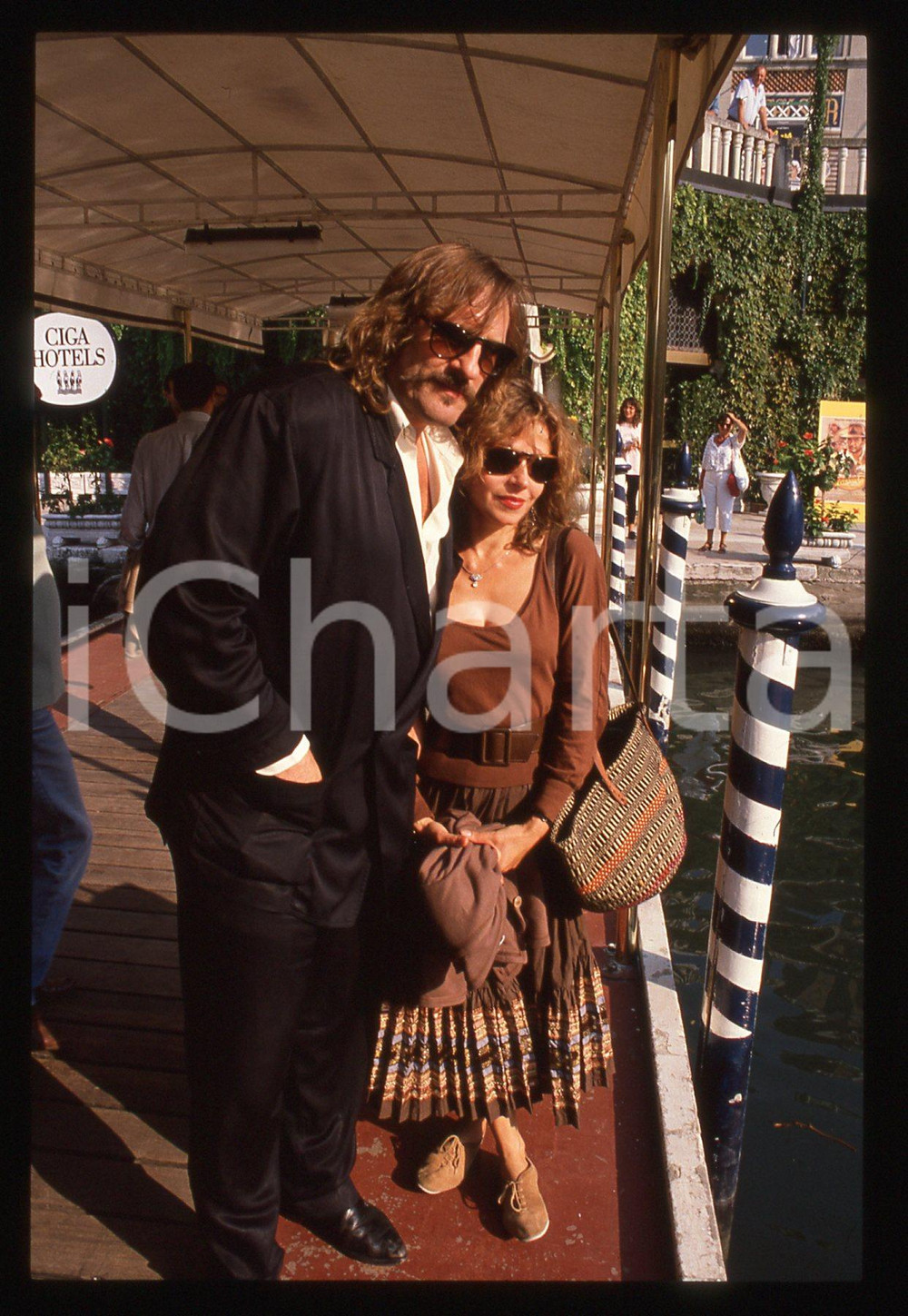 35mm vintage slide* 1989 VENEZIA Gérard DEPARDIEU Elisabeth DEPARDIEU (31) La diapositiva &egrave; stata scattata in occasione della 46&ordf; Mostra del cinema di Venezia. CONDIZIONI: GOOD Tutti i diritti riservati.E' severamente vietata la riproduzione.  ICharta mette in vendita, sul negozio eBay e in esclusiva sul sito "icharta" il proprio archivio composto da numerose diapositive e negativi fotografici d'epoca, tutti originali e autentici, che attraversano la storia del costume italiano tra gli la fine degli anni Sessanta e Novanta.Si tratta di uno sguardo inedito sull'attualit&agrave;, la politica, la vita quotidiana, il gossip e la cultura, che fotografa il cambiamento della nazione in quest'ultimo scorcio del XX secolo. Un'occasione unica per il mercato del collezionismo, che vede finalmente disponibile un archivio eccezionale per vastit&agrave;, tematiche e condizioni, in un settore (il negativo fotografico e la diapositiva) di assoluta novit&agrave; e dalle interessanti prospettive di investimento.     originale e autentica 1