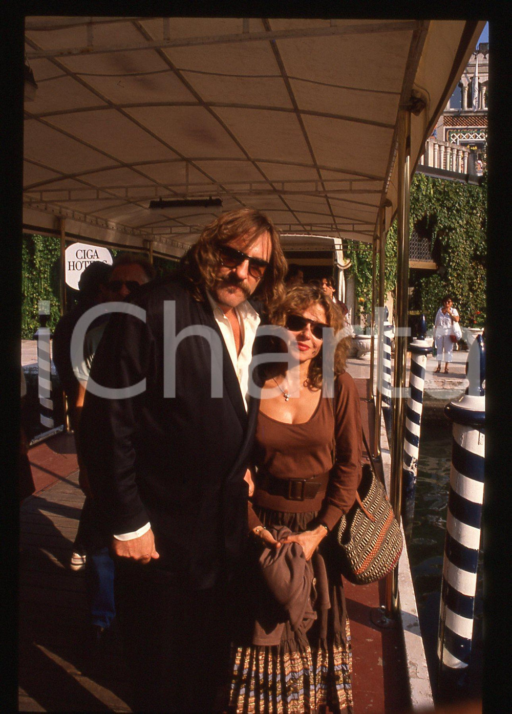 35mm vintage slide* 1989 VENEZIA Gérard DEPARDIEU Elisabeth DEPARDIEU (32) La diapositiva &egrave; stata scattata in occasione della 46&ordf; Mostra del cinema di Venezia. CONDIZIONI: GOOD Tutti i diritti riservati.E' severamente vietata la riproduzione.  ICharta mette in vendita, sul negozio eBay e in esclusiva sul sito "icharta" il proprio archivio composto da numerose diapositive e negativi fotografici d'epoca, tutti originali e autentici, che attraversano la storia del costume italiano tra gli la fine degli anni Sessanta e Novanta.Si tratta di uno sguardo inedito sull'attualit&agrave;, la politica, la vita quotidiana, il gossip e la cultura, che fotografa il cambiamento della nazione in quest'ultimo scorcio del XX secolo. Un'occasione unica per il mercato del collezionismo, che vede finalmente disponibile un archivio eccezionale per vastit&agrave;, tematiche e condizioni, in un settore (il negativo fotografico e la diapositiva) di assoluta novit&agrave; e dalle interessanti prospettive di investimento.     originale e autentica 1