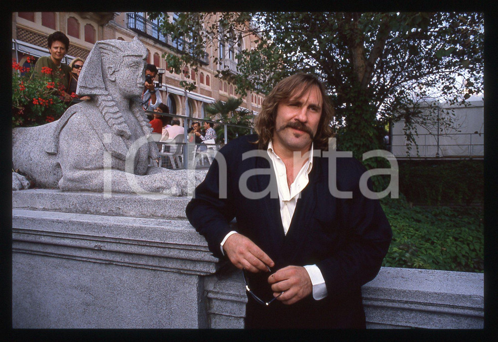 35mm vintage slide* 1989 VENEZIA Gérard DEPARDIEU Mostra del cinema (28) La diapositiva &egrave; stata scattata presso l'Hotel Excelsior in occasione della 46&ordf; Mostra del cinema di Venezia. CONDIZIONI: GOOD Tutti i diritti riservati.E' severamente vietata la riproduzione.  ICharta mette in vendita, sul negozio eBay e in esclusiva sul sito "icharta" il proprio archivio composto da numerose diapositive e negativi fotografici d'epoca, tutti originali e autentici, che attraversano la storia del costume italiano tra gli la fine degli anni Sessanta e Novanta.Si tratta di uno sguardo inedito sull'attualit&agrave;, la politica, la vita quotidiana, il gossip e la cultura, che fotografa il cambiamento della nazione in quest'ultimo scorcio del XX secolo. Un'occasione unica per il mercato del collezionismo, che vede finalmente disponibile un archivio eccezionale per vastit&agrave;, tematiche e condizioni, in un settore (il negativo fotografico e la diapositiva) di assoluta novit&agrave; e dalle interessanti prospettive di investimento.     originale e autentica 1