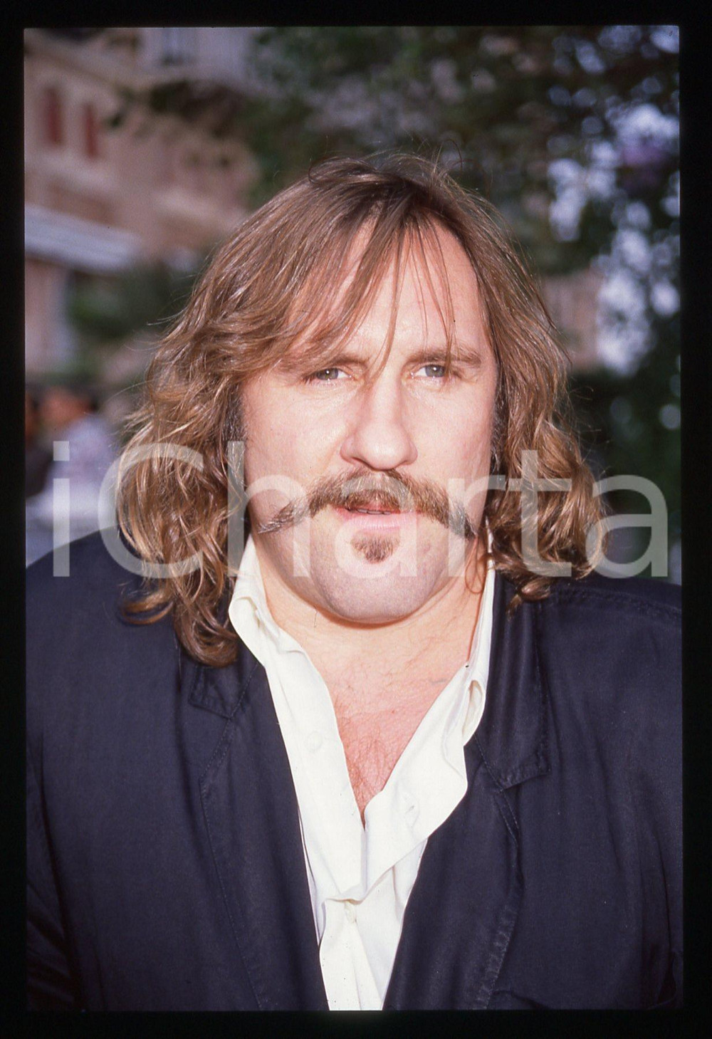 35mm vintage slide* 1989 VENEZIA Gérard DEPARDIEU Mostra del cinema (29) La diapositiva &egrave; stata scattata presso l'Hotel Excelsior in occasione della 46&ordf; Mostra del cinema di Venezia. CONDIZIONI: GOOD Tutti i diritti riservati.E' severamente vietata la riproduzione.  ICharta mette in vendita, sul negozio eBay e in esclusiva sul sito "icharta" il proprio archivio composto da numerose diapositive e negativi fotografici d'epoca, tutti originali e autentici, che attraversano la storia del costume italiano tra gli la fine degli anni Sessanta e Novanta.Si tratta di uno sguardo inedito sull'attualit&agrave;, la politica, la vita quotidiana, il gossip e la cultura, che fotografa il cambiamento della nazione in quest'ultimo scorcio del XX secolo. Un'occasione unica per il mercato del collezionismo, che vede finalmente disponibile un archivio eccezionale per vastit&agrave;, tematiche e condizioni, in un settore (il negativo fotografico e la diapositiva) di assoluta novit&agrave; e dalle interessanti prospettive di investimento.     originale e autentica 1