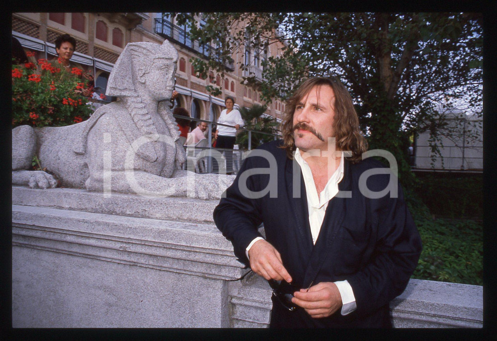 35mm vintage slide* 1989 VENEZIA Gérard DEPARDIEU Mostra del cinema (30) La diapositiva &egrave; stata scattata presso l'Hotel Excelsior in occasione della 46&ordf; Mostra del cinema di Venezia. CONDIZIONI: GOOD Tutti i diritti riservati.E' severamente vietata la riproduzione.  ICharta mette in vendita, sul negozio eBay e in esclusiva sul sito "icharta" il proprio archivio composto da numerose diapositive e negativi fotografici d'epoca, tutti originali e autentici, che attraversano la storia del costume italiano tra gli la fine degli anni Sessanta e Novanta.Si tratta di uno sguardo inedito sull'attualit&agrave;, la politica, la vita quotidiana, il gossip e la cultura, che fotografa il cambiamento della nazione in quest'ultimo scorcio del XX secolo. Un'occasione unica per il mercato del collezionismo, che vede finalmente disponibile un archivio eccezionale per vastit&agrave;, tematiche e condizioni, in un settore (il negativo fotografico e la diapositiva) di assoluta novit&agrave; e dalle interessanti prospettive di investimento.     originale e autentica 1