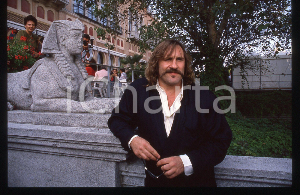 35mm vintage slide* 1989 VENEZIA Gérard DEPARDIEU Mostra del cinema (31) La diapositiva &egrave; stata scattata presso l'Hotel Excelsior in occasione della 46&ordf; Mostra del cinema di Venezia. CONDIZIONI: GOOD Tutti i diritti riservati.E' severamente vietata la riproduzione.  ICharta mette in vendita, sul negozio eBay e in esclusiva sul sito "icharta" il proprio archivio composto da numerose diapositive e negativi fotografici d'epoca, tutti originali e autentici, che attraversano la storia del costume italiano tra gli la fine degli anni Sessanta e Novanta.Si tratta di uno sguardo inedito sull'attualit&agrave;, la politica, la vita quotidiana, il gossip e la cultura, che fotografa il cambiamento della nazione in quest'ultimo scorcio del XX secolo. Un'occasione unica per il mercato del collezionismo, che vede finalmente disponibile un archivio eccezionale per vastit&agrave;, tematiche e condizioni, in un settore (il negativo fotografico e la diapositiva) di assoluta novit&agrave; e dalle interessanti prospettive di investimento.     originale e autentica 1
