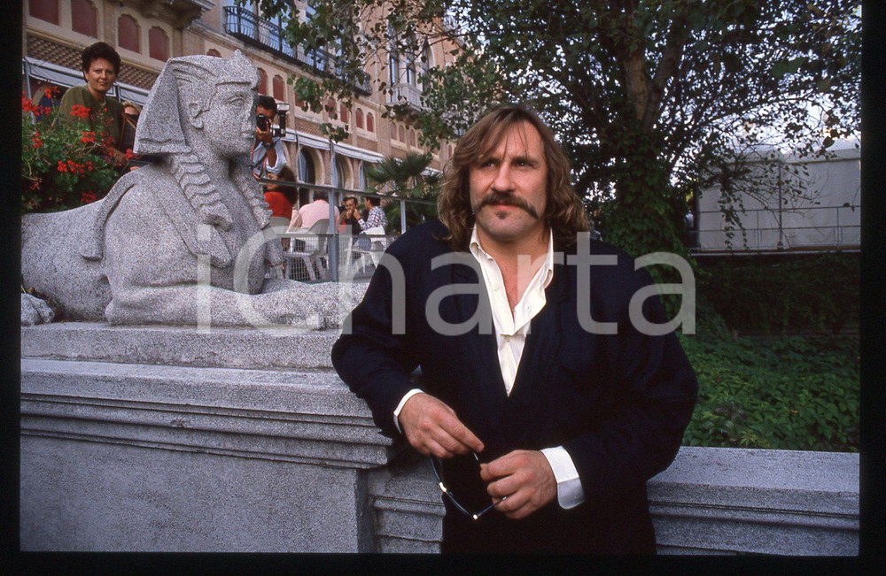 35mm vintage slide* 1989 VENEZIA Gérard DEPARDIEU Mostra del cinema (33) La diapositiva &egrave; stata scattata presso l'Hotel Excelsior in occasione della 46&ordf; Mostra del cinema di Venezia. CONDIZIONI: GOOD Tutti i diritti riservati.E' severamente vietata la riproduzione.  ICharta mette in vendita, sul negozio eBay e in esclusiva sul sito "icharta" il proprio archivio composto da numerose diapositive e negativi fotografici d'epoca, tutti originali e autentici, che attraversano la storia del costume italiano tra gli la fine degli anni Sessanta e Novanta.Si tratta di uno sguardo inedito sull'attualit&agrave;, la politica, la vita quotidiana, il gossip e la cultura, che fotografa il cambiamento della nazione in quest'ultimo scorcio del XX secolo. Un'occasione unica per il mercato del collezionismo, che vede finalmente disponibile un archivio eccezionale per vastit&agrave;, tematiche e condizioni, in un settore (il negativo fotografico e la diapositiva) di assoluta novit&agrave; e dalle interessanti prospettive di investimento.     originale e autentica 1