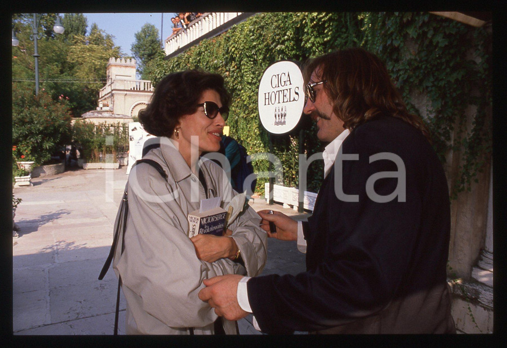 35mm vintage slide* 1989 VENEZIA Gérard DEPARDIEU Fanny ARDANT (2) La diapositiva &egrave; stata scattata presso l'Hotel Excelsior in occasione della 46&ordf; Mostra del cinema di Venezia. CONDIZIONI: GOOD Tutti i diritti riservati.E' severamente vietata la riproduzione.  ICharta mette in vendita, sul negozio eBay e in esclusiva sul sito "icharta" il proprio archivio composto da numerose diapositive e negativi fotografici d'epoca, tutti originali e autentici, che attraversano la storia del costume italiano tra gli la fine degli anni Sessanta e Novanta.Si tratta di uno sguardo inedito sull'attualit&agrave;, la politica, la vita quotidiana, il gossip e la cultura, che fotografa il cambiamento della nazione in quest'ultimo scorcio del XX secolo. Un'occasione unica per il mercato del collezionismo, che vede finalmente disponibile un archivio eccezionale per vastit&agrave;, tematiche e condizioni, in un settore (il negativo fotografico e la diapositiva) di assoluta novit&agrave; e dalle interessanti prospettive di investimento.     originale e autentica 1
