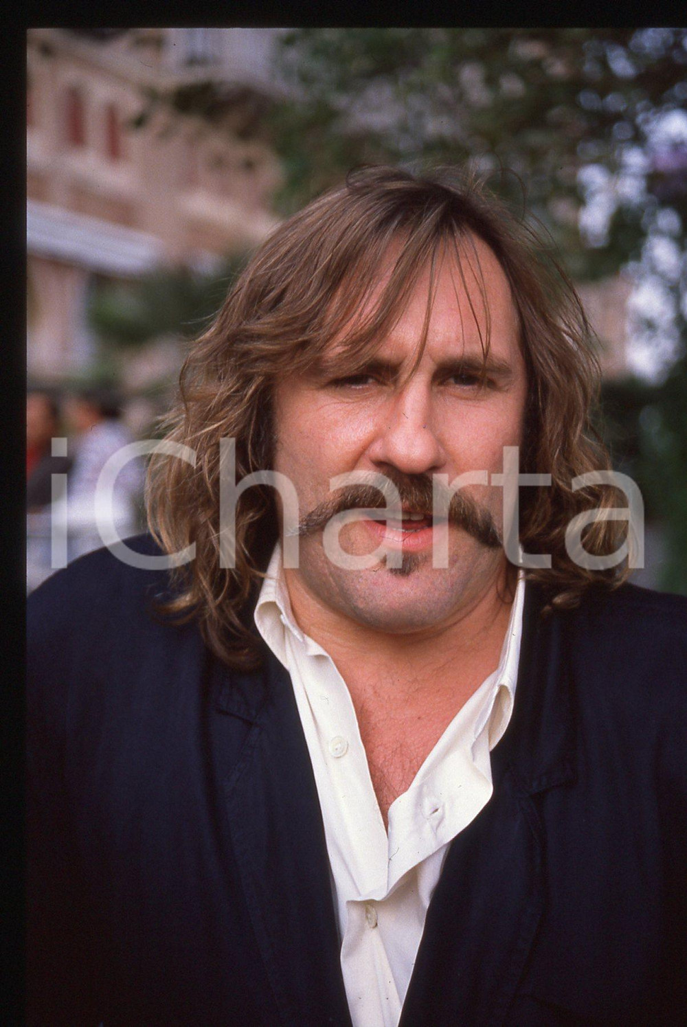 35mm vintage slide* 1989 VENEZIA Gérard DEPARDIEU Mostra del cinema (38) La diapositiva &egrave; stata scattata presso l'Hotel Excelsior in occasione della 46&ordf; Mostra del cinema di Venezia. CONDIZIONI: GOOD Tutti i diritti riservati.E' severamente vietata la riproduzione.  ICharta mette in vendita, sul negozio eBay e in esclusiva sul sito "icharta" il proprio archivio composto da numerose diapositive e negativi fotografici d'epoca, tutti originali e autentici, che attraversano la storia del costume italiano tra gli la fine degli anni Sessanta e Novanta.Si tratta di uno sguardo inedito sull'attualit&agrave;, la politica, la vita quotidiana, il gossip e la cultura, che fotografa il cambiamento della nazione in quest'ultimo scorcio del XX secolo. Un'occasione unica per il mercato del collezionismo, che vede finalmente disponibile un archivio eccezionale per vastit&agrave;, tematiche e condizioni, in un settore (il negativo fotografico e la diapositiva) di assoluta novit&agrave; e dalle interessanti prospettive di investimento.     originale e autentica 1