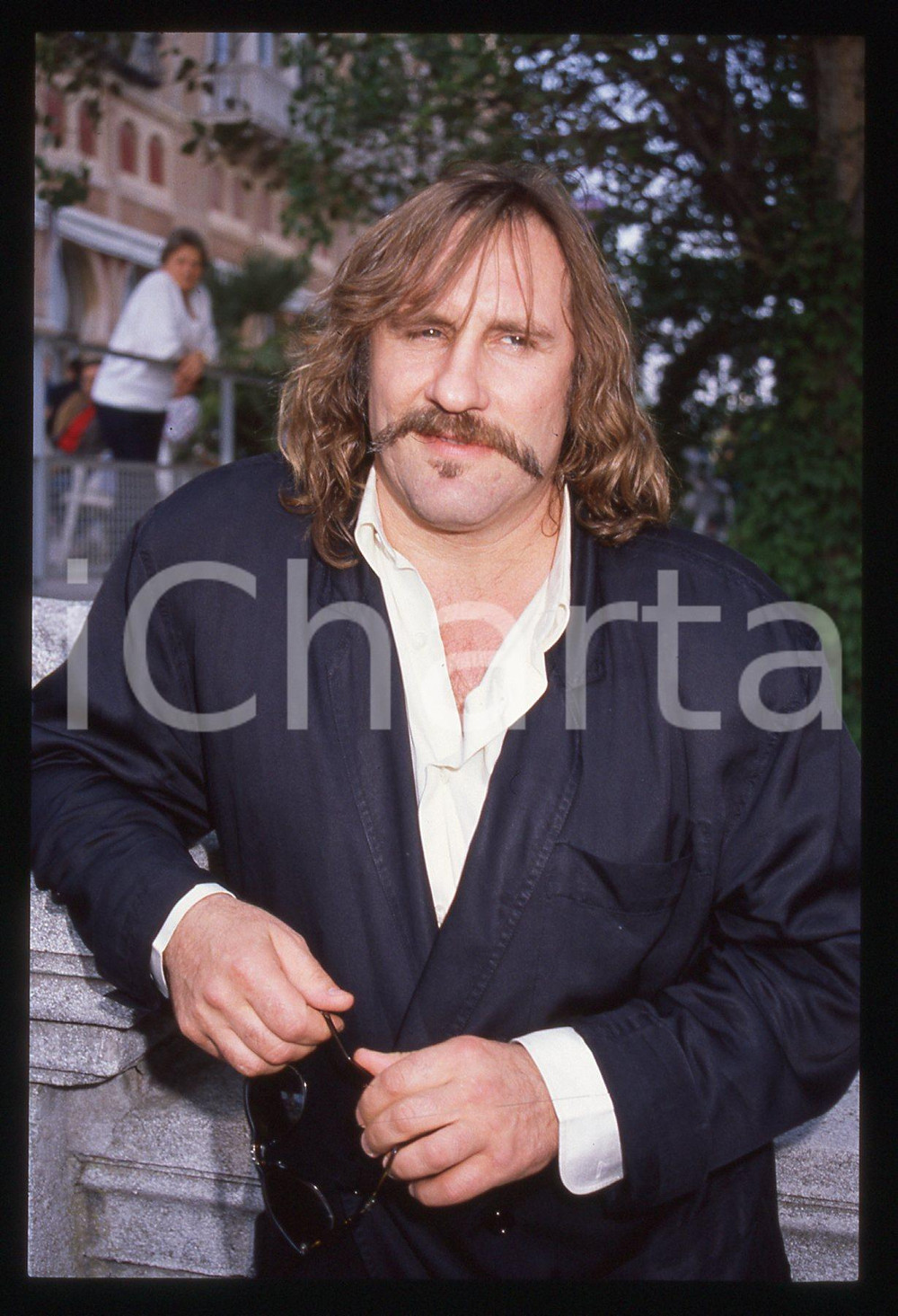 35mm vintage slide* 1989 VENEZIA Gérard DEPARDIEU Mostra del cinema (39) La diapositiva &egrave; stata scattata presso l'Hotel Excelsior in occasione della 46&ordf; Mostra del cinema di Venezia. CONDIZIONI: GOOD Tutti i diritti riservati.E' severamente vietata la riproduzione.  ICharta mette in vendita, sul negozio eBay e in esclusiva sul sito "icharta" il proprio archivio composto da numerose diapositive e negativi fotografici d'epoca, tutti originali e autentici, che attraversano la storia del costume italiano tra gli la fine degli anni Sessanta e Novanta.Si tratta di uno sguardo inedito sull'attualit&agrave;, la politica, la vita quotidiana, il gossip e la cultura, che fotografa il cambiamento della nazione in quest'ultimo scorcio del XX secolo. Un'occasione unica per il mercato del collezionismo, che vede finalmente disponibile un archivio eccezionale per vastit&agrave;, tematiche e condizioni, in un settore (il negativo fotografico e la diapositiva) di assoluta novit&agrave; e dalle interessanti prospettive di investimento.     originale e autentica 1