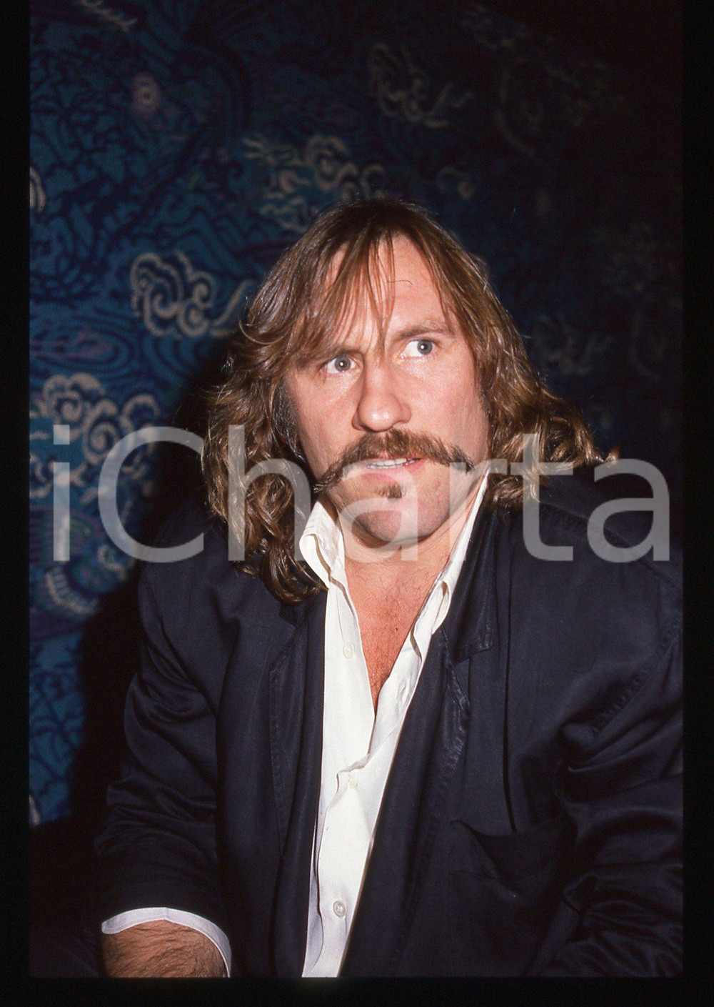 35mm vintage slide* 1989 VENEZIA Gérard DEPARDIEU Mostra del cinema (40) La diapositiva &egrave; stata scattata presso l'Hotel Excelsior in occasione della 46&ordf; Mostra del cinema di Venezia. CONDIZIONI: GOOD Tutti i diritti riservati.E' severamente vietata la riproduzione.  ICharta mette in vendita, sul negozio eBay e in esclusiva sul sito "icharta" il proprio archivio composto da numerose diapositive e negativi fotografici d'epoca, tutti originali e autentici, che attraversano la storia del costume italiano tra gli la fine degli anni Sessanta e Novanta.Si tratta di uno sguardo inedito sull'attualit&agrave;, la politica, la vita quotidiana, il gossip e la cultura, che fotografa il cambiamento della nazione in quest'ultimo scorcio del XX secolo. Un'occasione unica per il mercato del collezionismo, che vede finalmente disponibile un archivio eccezionale per vastit&agrave;, tematiche e condizioni, in un settore (il negativo fotografico e la diapositiva) di assoluta novit&agrave; e dalle interessanti prospettive di investimento.     originale e autentica 1