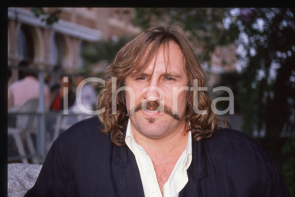 35mm vintage slide* 1989 VENEZIA Gérard DEPARDIEU Mostra del cinema (41) La diapositiva &egrave; stata scattata presso l'Hotel Excelsior in occasione della 46&ordf; Mostra del cinema di Venezia. CONDIZIONI: GOOD Tutti i diritti riservati.E' severamente vietata la riproduzione.  ICharta mette in vendita, sul negozio eBay e in esclusiva sul sito "icharta" il proprio archivio composto da numerose diapositive e negativi fotografici d'epoca, tutti originali e autentici, che attraversano la storia del costume italiano tra gli la fine degli anni Sessanta e Novanta.Si tratta di uno sguardo inedito sull'attualit&agrave;, la politica, la vita quotidiana, il gossip e la cultura, che fotografa il cambiamento della nazione in quest'ultimo scorcio del XX secolo. Un'occasione unica per il mercato del collezionismo, che vede finalmente disponibile un archivio eccezionale per vastit&agrave;, tematiche e condizioni, in un settore (il negativo fotografico e la diapositiva) di assoluta novit&agrave; e dalle interessanti prospettive di investimento.     originale e autentica 1