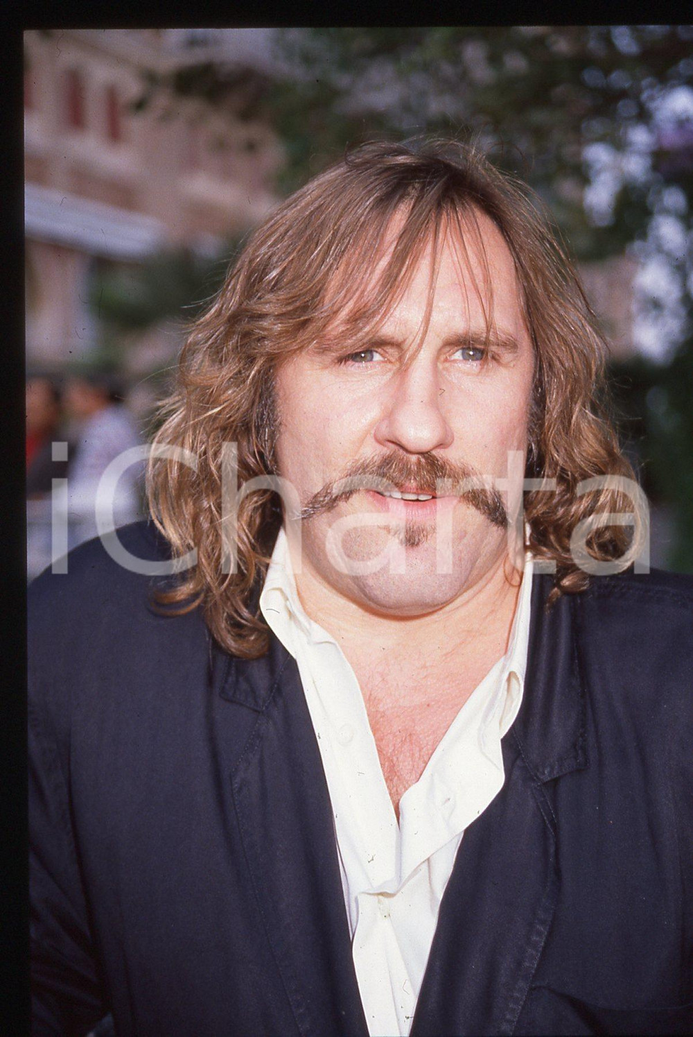 35mm vintage slide* 1989 VENEZIA Gérard DEPARDIEU Mostra del cinema (42) La diapositiva &egrave; stata scattata presso l'Hotel Excelsior in occasione della 46&ordf; Mostra del cinema di Venezia. CONDIZIONI: GOOD Tutti i diritti riservati.E' severamente vietata la riproduzione.  ICharta mette in vendita, sul negozio eBay e in esclusiva sul sito "icharta" il proprio archivio composto da numerose diapositive e negativi fotografici d'epoca, tutti originali e autentici, che attraversano la storia del costume italiano tra gli la fine degli anni Sessanta e Novanta.Si tratta di uno sguardo inedito sull'attualit&agrave;, la politica, la vita quotidiana, il gossip e la cultura, che fotografa il cambiamento della nazione in quest'ultimo scorcio del XX secolo. Un'occasione unica per il mercato del collezionismo, che vede finalmente disponibile un archivio eccezionale per vastit&agrave;, tematiche e condizioni, in un settore (il negativo fotografico e la diapositiva) di assoluta novit&agrave; e dalle interessanti prospettive di investimento.     originale e autentica 1