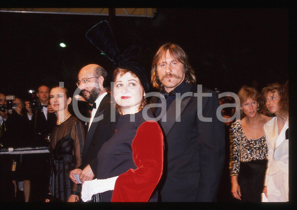 35mm vintage slide* 1989 CANNES Gérard DEPARDIEU Josiane BALASKO Festival (1) La diapositiva &egrave; stata scattata in occasione della presentazione del film "Troppo bella per te!" al 42&deg; Festival del cinema di Cannes e compaiono inoltre Carole Bouquet e Bertrand Blier.  CONDIZIONI: GOOD Tutti i diritti riservati.E' severamente vietata la riproduzione.  ICharta mette in vendita, sul negozio eBay e in esclusiva sul sito "icharta" il proprio archivio composto da numerose diapositive e negativi fotografici d'epoca, tutti originali e autentici, che attraversano la storia del costume italiano tra gli la fine degli anni Sessanta e Novanta.Si tratta di uno sguardo inedito sull'attualit&agrave;, la politica, la vita quotidiana, il gossip e la cultura, che fotografa il cambiamento della nazione in quest'ultimo scorcio del XX secolo. Un'occasione unica per il mercato del collezionismo, che vede finalmente disponibile un archivio eccezionale per vastit&agrave;, tematiche e condizioni, in un settore (il negativo fotografico e la diapositiva) di assoluta novit&agrave; e dalle interessanti prospettive di investimento.     originale e autentica 1
