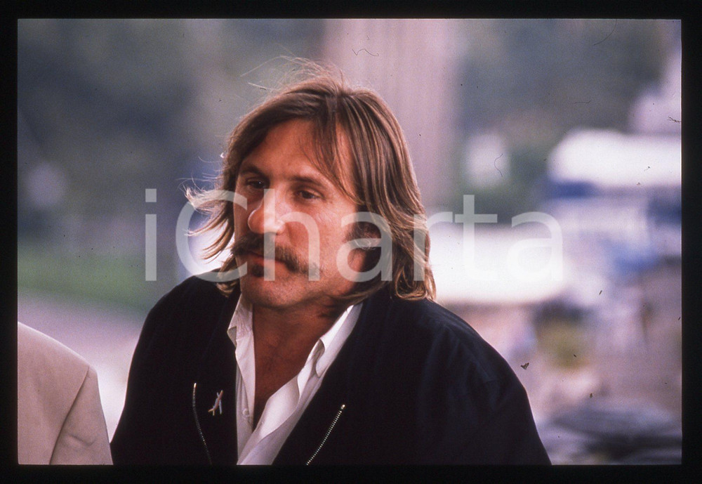 35mm vintage slide* 1989 CANNES Gérard DEPARDIEU Festival del cinema (15) La diapositiva &egrave; stata scattata in occasione della presentazione del film "Troppo bella per te!" al 42&deg; Festival del cinema di Cannes. CONDIZIONI: GOOD Tutti i diritti riservati.E' severamente vietata la riproduzione.  ICharta mette in vendita, sul negozio eBay e in esclusiva sul sito "icharta" il proprio archivio composto da numerose diapositive e negativi fotografici d'epoca, tutti originali e autentici, che attraversano la storia del costume italiano tra gli la fine degli anni Sessanta e Novanta.Si tratta di uno sguardo inedito sull'attualit&agrave;, la politica, la vita quotidiana, il gossip e la cultura, che fotografa il cambiamento della nazione in quest'ultimo scorcio del XX secolo. Un'occasione unica per il mercato del collezionismo, che vede finalmente disponibile un archivio eccezionale per vastit&agrave;, tematiche e condizioni, in un settore (il negativo fotografico e la diapositiva) di assoluta novit&agrave; e dalle interessanti prospettive di investimento.     originale e autentica 1
