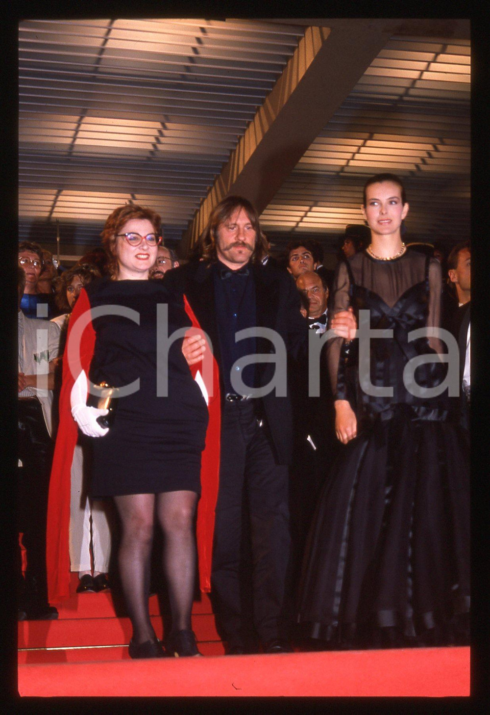 35mm vintage slide* 1989 CANNES Gérard DEPARDIEU Josiane BALASKO Festival (3) La diapositiva &egrave; stata scattata in occasione della presentazione del film "Troppo bella per te!" al 42&deg; Festival del cinema di Cannes e compare inoltre Carole Bouquet.  CONDIZIONI: GOOD Tutti i diritti riservati.E' severamente vietata la riproduzione.  ICharta mette in vendita, sul negozio eBay e in esclusiva sul sito "icharta" il proprio archivio composto da numerose diapositive e negativi fotografici d'epoca, tutti originali e autentici, che attraversano la storia del costume italiano tra gli la fine degli anni Sessanta e Novanta.Si tratta di uno sguardo inedito sull'attualit&agrave;, la politica, la vita quotidiana, il gossip e la cultura, che fotografa il cambiamento della nazione in quest'ultimo scorcio del XX secolo. Un'occasione unica per il mercato del collezionismo, che vede finalmente disponibile un archivio eccezionale per vastit&agrave;, tematiche e condizioni, in un settore (il negativo fotografico e la diapositiva) di assoluta novit&agrave; e dalle interessanti prospettive di investimento.     originale e autentica 1
