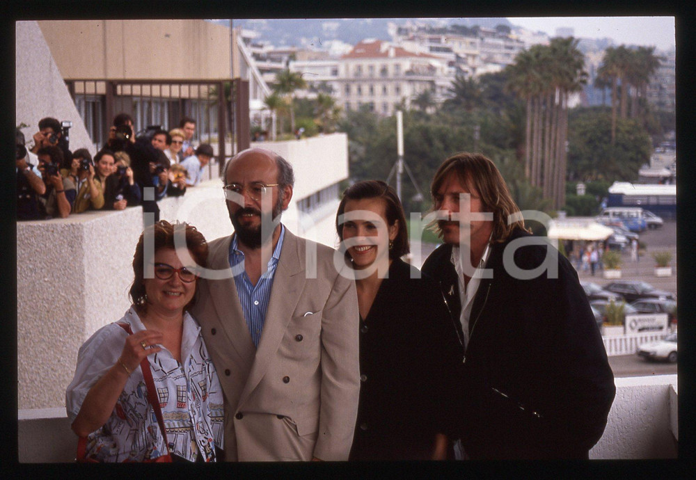 35mm vintage slide* 1989 CANNES Gérard DEPARDIEU Carole BOUQUET Festival (12) La diapositiva &egrave; stata scattata in occasione della presentazione del film "Troppo bella per te!" al 42&deg; Festival del cinema di Cannes e compaiono inoltre Josiane Balasko e Bertrand Blier. CONDIZIONI: GOOD Tutti i diritti riservati.E' severamente vietata la riproduzione.  ICharta mette in vendita, sul negozio eBay e in esclusiva sul sito "icharta" il proprio archivio composto da numerose diapositive e negativi fotografici d'epoca, tutti originali e autentici, che attraversano la storia del costume italiano tra gli la fine degli anni Sessanta e Novanta.Si tratta di uno sguardo inedito sull'attualit&agrave;, la politica, la vita quotidiana, il gossip e la cultura, che fotografa il cambiamento della nazione in quest'ultimo scorcio del XX secolo. Un'occasione unica per il mercato del collezionismo, che vede finalmente disponibile un archivio eccezionale per vastit&agrave;, tematiche e condizioni, in un settore (il negativo fotografico e la diapositiva) di assoluta novit&agrave; e dalle interessanti prospettive di investimento.     originale e autentica 1