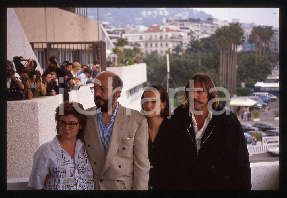 35mm vintage slide* 1989 CANNES Gérard DEPARDIEU Carole BOUQUET Festival (13) La diapositiva &egrave; stata scattata in occasione della presentazione del film "Troppo bella per te!" al 42&deg; Festival del cinema di Cannes e compaiono inoltre Josiane Balasko e Bertrand Blier. CONDIZIONI: GOOD Tutti i diritti riservati.E' severamente vietata la riproduzione.  ICharta mette in vendita, sul negozio eBay e in esclusiva sul sito "icharta" il proprio archivio composto da numerose diapositive e negativi fotografici d'epoca, tutti originali e autentici, che attraversano la storia del costume italiano tra gli la fine degli anni Sessanta e Novanta.Si tratta di uno sguardo inedito sull'attualit&agrave;, la politica, la vita quotidiana, il gossip e la cultura, che fotografa il cambiamento della nazione in quest'ultimo scorcio del XX secolo. Un'occasione unica per il mercato del collezionismo, che vede finalmente disponibile un archivio eccezionale per vastit&agrave;, tematiche e condizioni, in un settore (il negativo fotografico e la diapositiva) di assoluta novit&agrave; e dalle interessanti prospettive di investimento.     originale e autentica 1