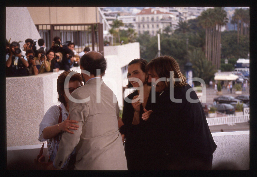 35mm vintage slide* 1989 CANNES Gérard DEPARDIEU Carole BOUQUET Festival (14) La diapositiva &egrave; stata scattata in occasione della presentazione del film "Troppo bella per te!" al 42&deg; Festival del cinema di Cannes e compaiono inoltre Josiane Balasko e Bertrand Blier. CONDIZIONI: GOOD Tutti i diritti riservati.E' severamente vietata la riproduzione.  ICharta mette in vendita, sul negozio eBay e in esclusiva sul sito "icharta" il proprio archivio composto da numerose diapositive e negativi fotografici d'epoca, tutti originali e autentici, che attraversano la storia del costume italiano tra gli la fine degli anni Sessanta e Novanta.Si tratta di uno sguardo inedito sull'attualit&agrave;, la politica, la vita quotidiana, il gossip e la cultura, che fotografa il cambiamento della nazione in quest'ultimo scorcio del XX secolo. Un'occasione unica per il mercato del collezionismo, che vede finalmente disponibile un archivio eccezionale per vastit&agrave;, tematiche e condizioni, in un settore (il negativo fotografico e la diapositiva) di assoluta novit&agrave; e dalle interessanti prospettive di investimento.     originale e autentica 1
