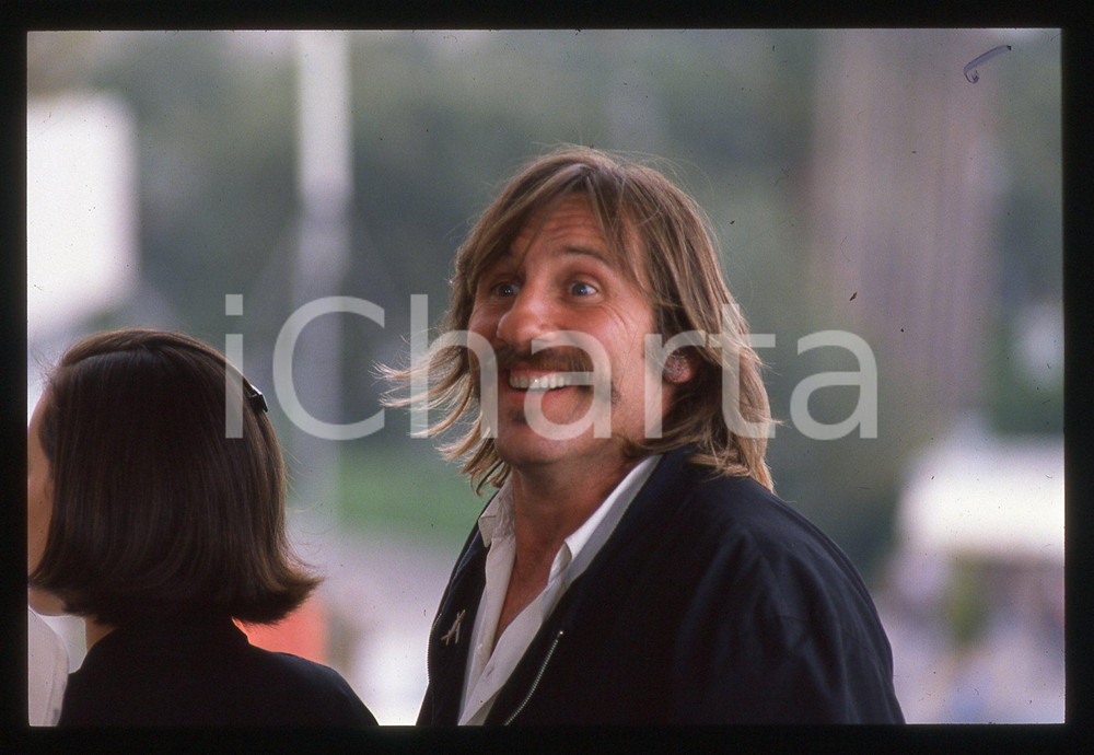 35mm vintage slide* 1989 CANNES Gérard DEPARDIEU Festival del cinema (18) La diapositiva &egrave; stata scattata in occasione della presentazione del film "Troppo bella per te!" al 42&deg; Festival del cinema di Cannes. CONDIZIONI: GOOD Tutti i diritti riservati.E' severamente vietata la riproduzione.  ICharta mette in vendita, sul negozio eBay e in esclusiva sul sito "icharta" il proprio archivio composto da numerose diapositive e negativi fotografici d'epoca, tutti originali e autentici, che attraversano la storia del costume italiano tra gli la fine degli anni Sessanta e Novanta.Si tratta di uno sguardo inedito sull'attualit&agrave;, la politica, la vita quotidiana, il gossip e la cultura, che fotografa il cambiamento della nazione in quest'ultimo scorcio del XX secolo. Un'occasione unica per il mercato del collezionismo, che vede finalmente disponibile un archivio eccezionale per vastit&agrave;, tematiche e condizioni, in un settore (il negativo fotografico e la diapositiva) di assoluta novit&agrave; e dalle interessanti prospettive di investimento.     originale e autentica 1