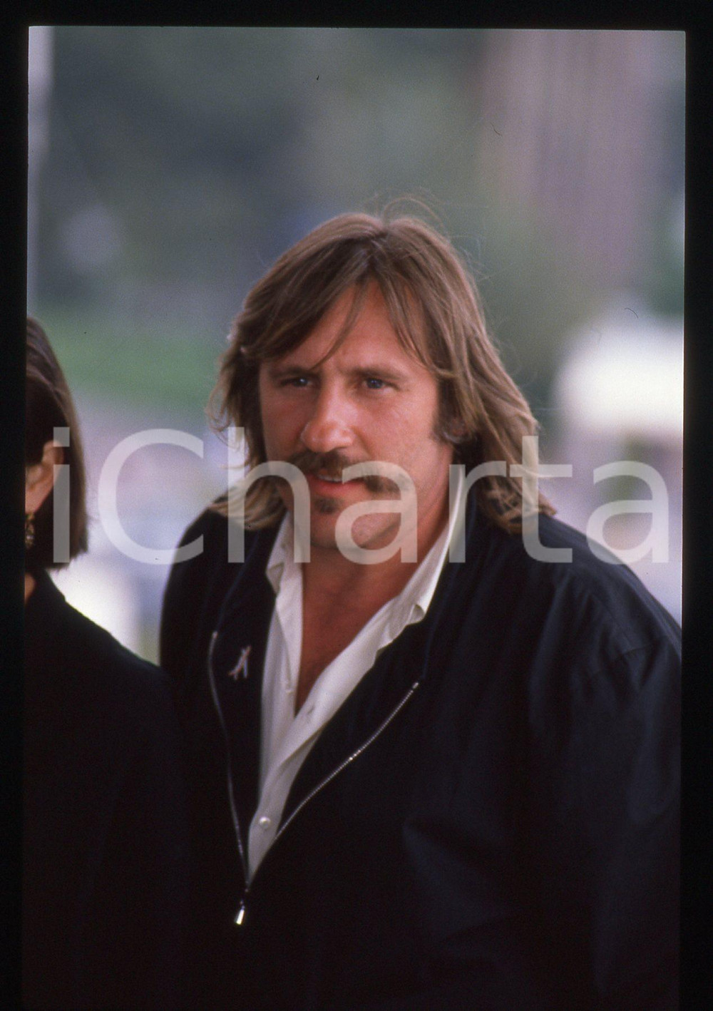 35mm vintage slide* 1989 CANNES Gérard DEPARDIEU Festival del cinema (12) La diapositiva &egrave; stata scattata in occasione della presentazione del film "Troppo bella per te!" al 42&deg; Festival del cinema di Cannes. CONDIZIONI: GOOD Tutti i diritti riservati.E' severamente vietata la riproduzione.  ICharta mette in vendita, sul negozio eBay e in esclusiva sul sito "icharta" il proprio archivio composto da numerose diapositive e negativi fotografici d'epoca, tutti originali e autentici, che attraversano la storia del costume italiano tra gli la fine degli anni Sessanta e Novanta.Si tratta di uno sguardo inedito sull'attualit&agrave;, la politica, la vita quotidiana, il gossip e la cultura, che fotografa il cambiamento della nazione in quest'ultimo scorcio del XX secolo. Un'occasione unica per il mercato del collezionismo, che vede finalmente disponibile un archivio eccezionale per vastit&agrave;, tematiche e condizioni, in un settore (il negativo fotografico e la diapositiva) di assoluta novit&agrave; e dalle interessanti prospettive di investimento.     originale e autentica 1