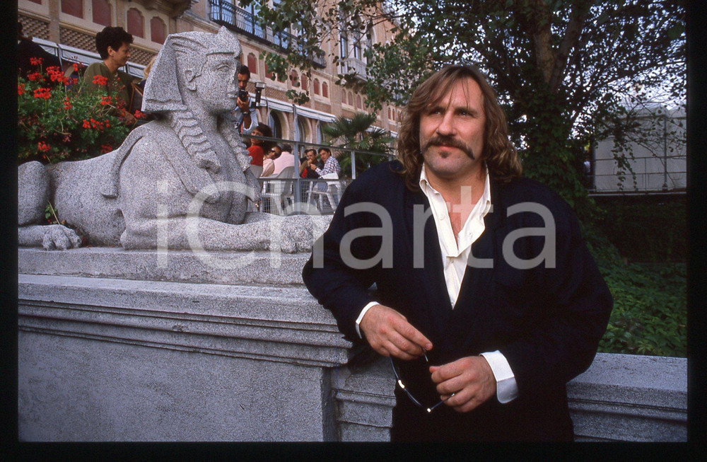 35mm vintage slide* 1989 VENEZIA Gérard DEPARDIEU Mostra del cinema (35) La diapositiva &egrave; stata scattata presso l'Hotel Excelsior in occasione della 46&ordf; Mostra del cinema di Venezia. CONDIZIONI: GOOD Tutti i diritti riservati.E' severamente vietata la riproduzione.  ICharta mette in vendita, sul negozio eBay e in esclusiva sul sito "icharta" il proprio archivio composto da numerose diapositive e negativi fotografici d'epoca, tutti originali e autentici, che attraversano la storia del costume italiano tra gli la fine degli anni Sessanta e Novanta.Si tratta di uno sguardo inedito sull'attualit&agrave;, la politica, la vita quotidiana, il gossip e la cultura, che fotografa il cambiamento della nazione in quest'ultimo scorcio del XX secolo. Un'occasione unica per il mercato del collezionismo, che vede finalmente disponibile un archivio eccezionale per vastit&agrave;, tematiche e condizioni, in un settore (il negativo fotografico e la diapositiva) di assoluta novit&agrave; e dalle interessanti prospettive di investimento.     originale e autentica 1