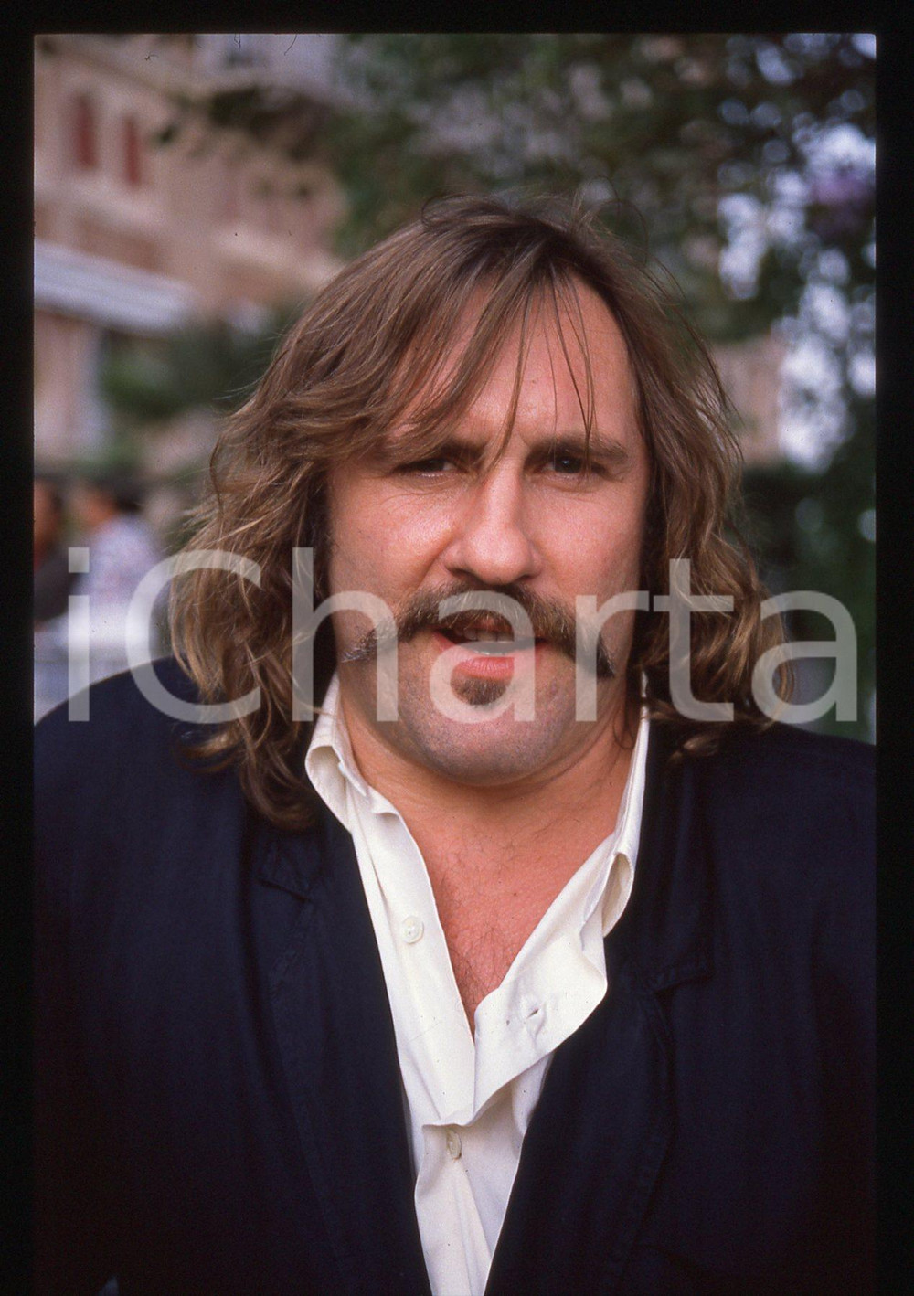 35mm vintage slide* 1989 VENEZIA Gérard DEPARDIEU Mostra del cinema (37) La diapositiva &egrave; stata scattata presso l'Hotel Excelsior in occasione della 46&ordf; Mostra del cinema di Venezia. CONDIZIONI: GOOD Tutti i diritti riservati.E' severamente vietata la riproduzione.  ICharta mette in vendita, sul negozio eBay e in esclusiva sul sito "icharta" il proprio archivio composto da numerose diapositive e negativi fotografici d'epoca, tutti originali e autentici, che attraversano la storia del costume italiano tra gli la fine degli anni Sessanta e Novanta.Si tratta di uno sguardo inedito sull'attualit&agrave;, la politica, la vita quotidiana, il gossip e la cultura, che fotografa il cambiamento della nazione in quest'ultimo scorcio del XX secolo. Un'occasione unica per il mercato del collezionismo, che vede finalmente disponibile un archivio eccezionale per vastit&agrave;, tematiche e condizioni, in un settore (il negativo fotografico e la diapositiva) di assoluta novit&agrave; e dalle interessanti prospettive di investimento.     originale e autentica 1